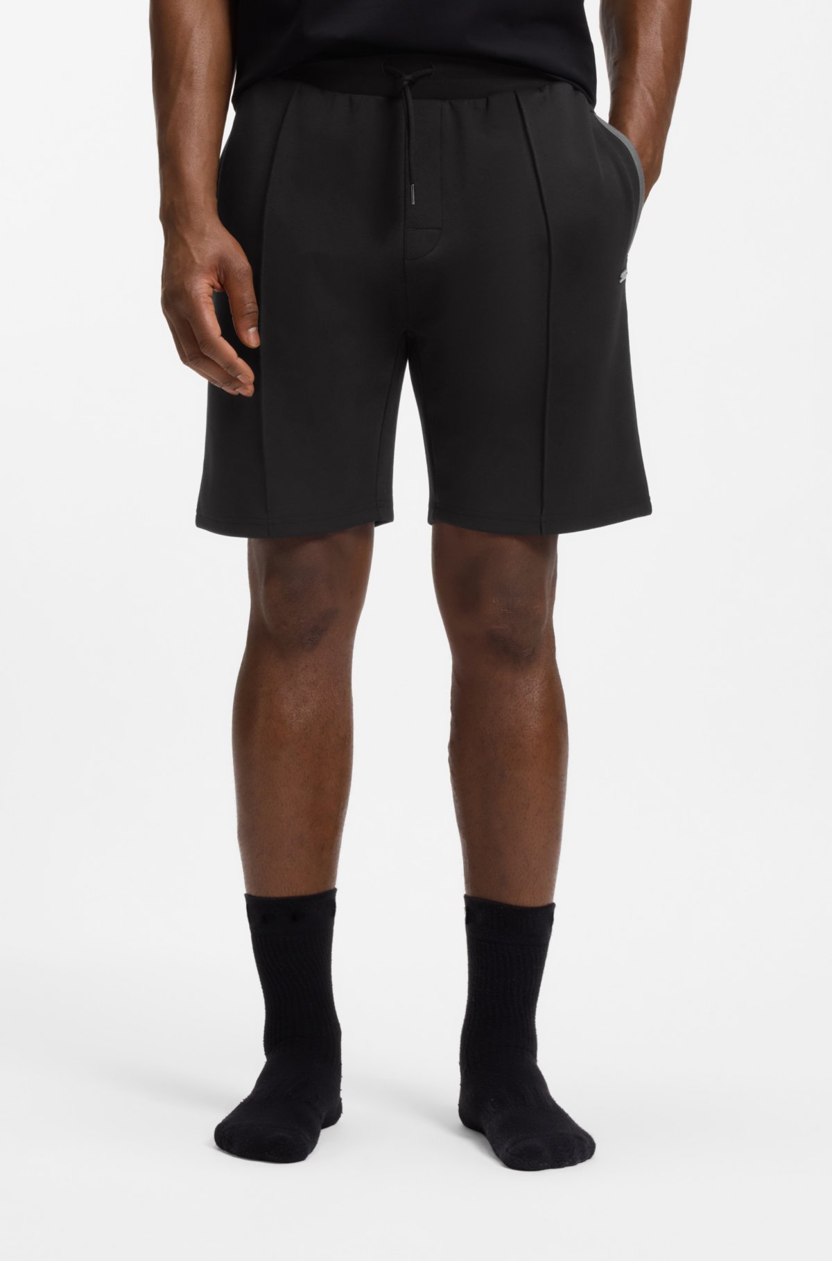 Bermudas com detalhe de pinças em mistura de algodão