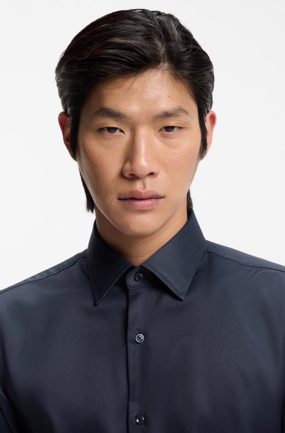 Camisa slim-fit em tecido twill com elasticidade de desempenho