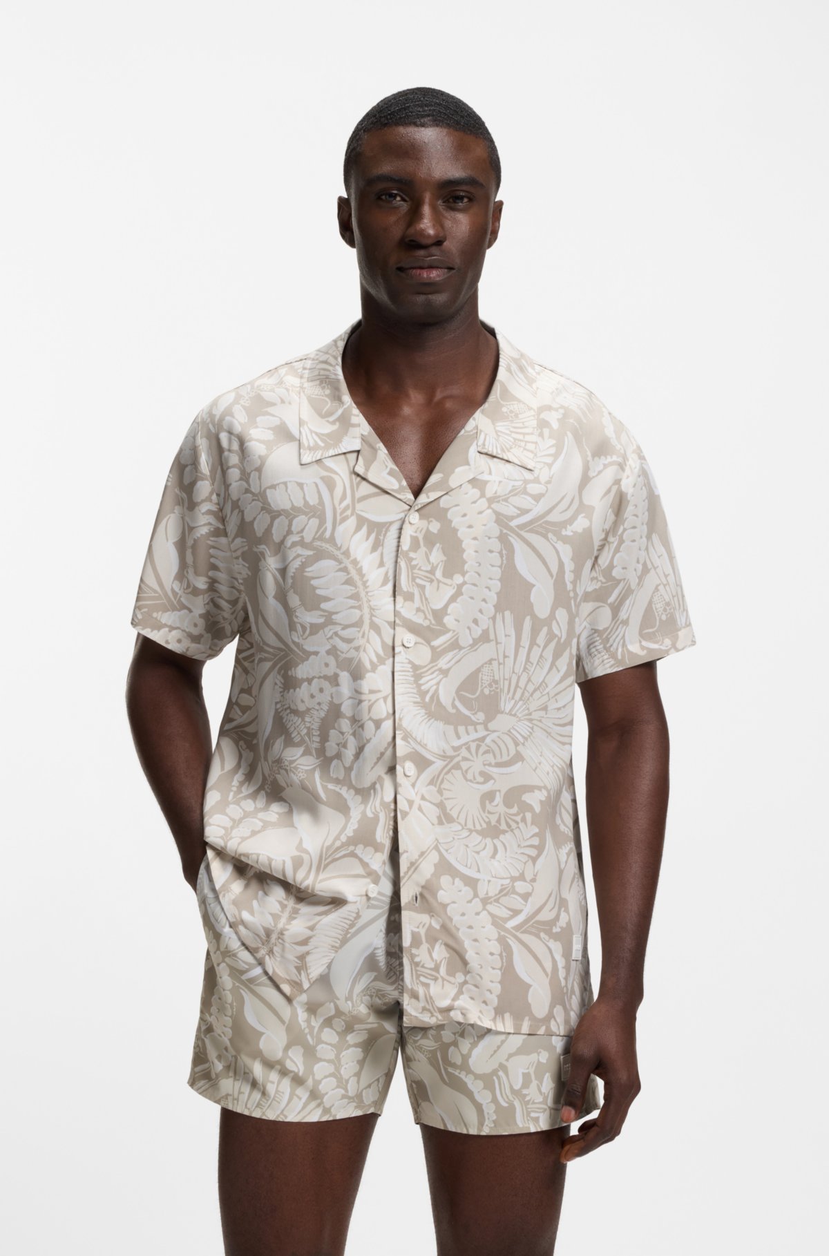 Camisa com corte regular com estampa em todo o tecido