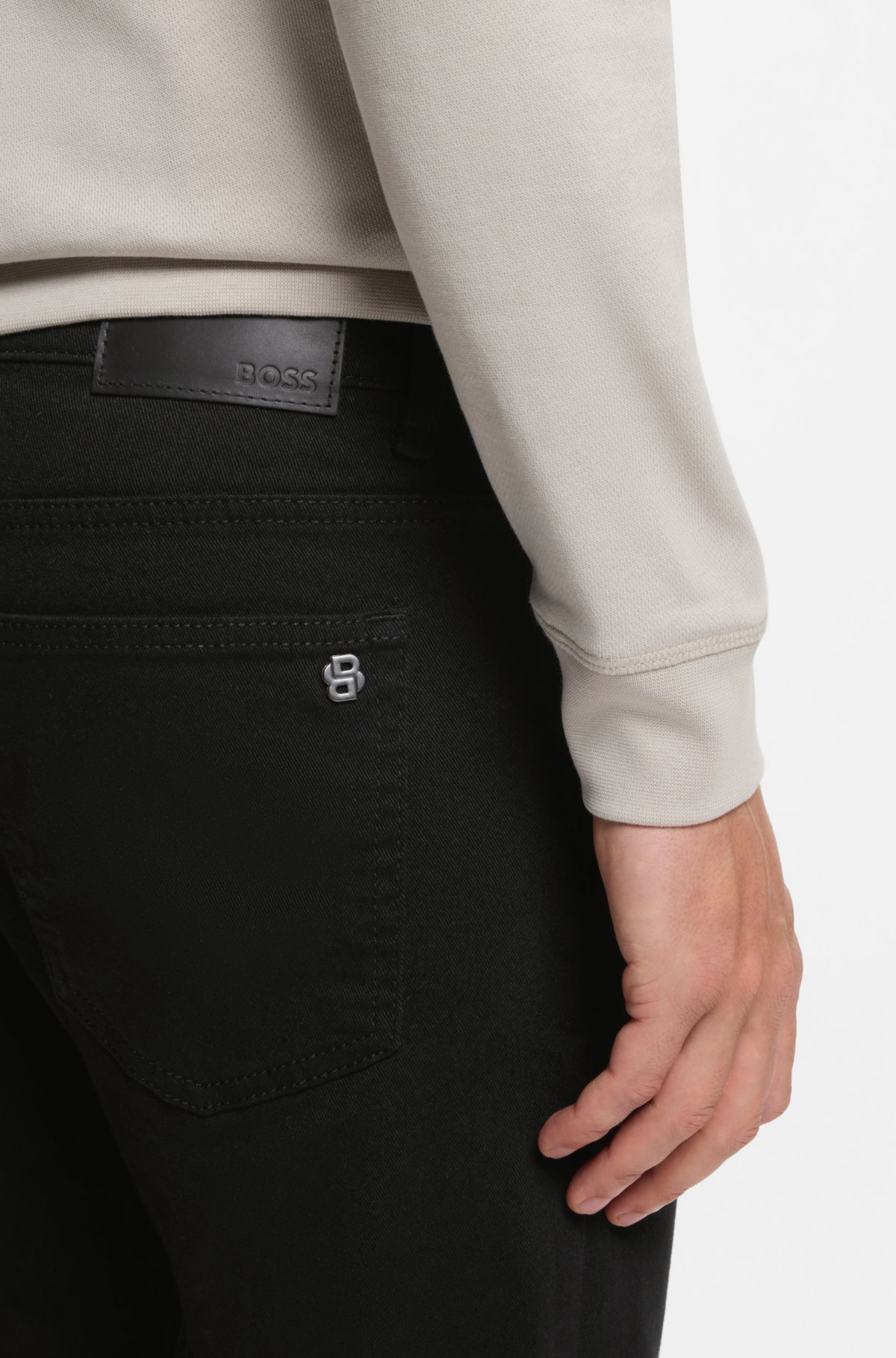 Jeans slim-fit stay-black em denim com elasticidade confortável