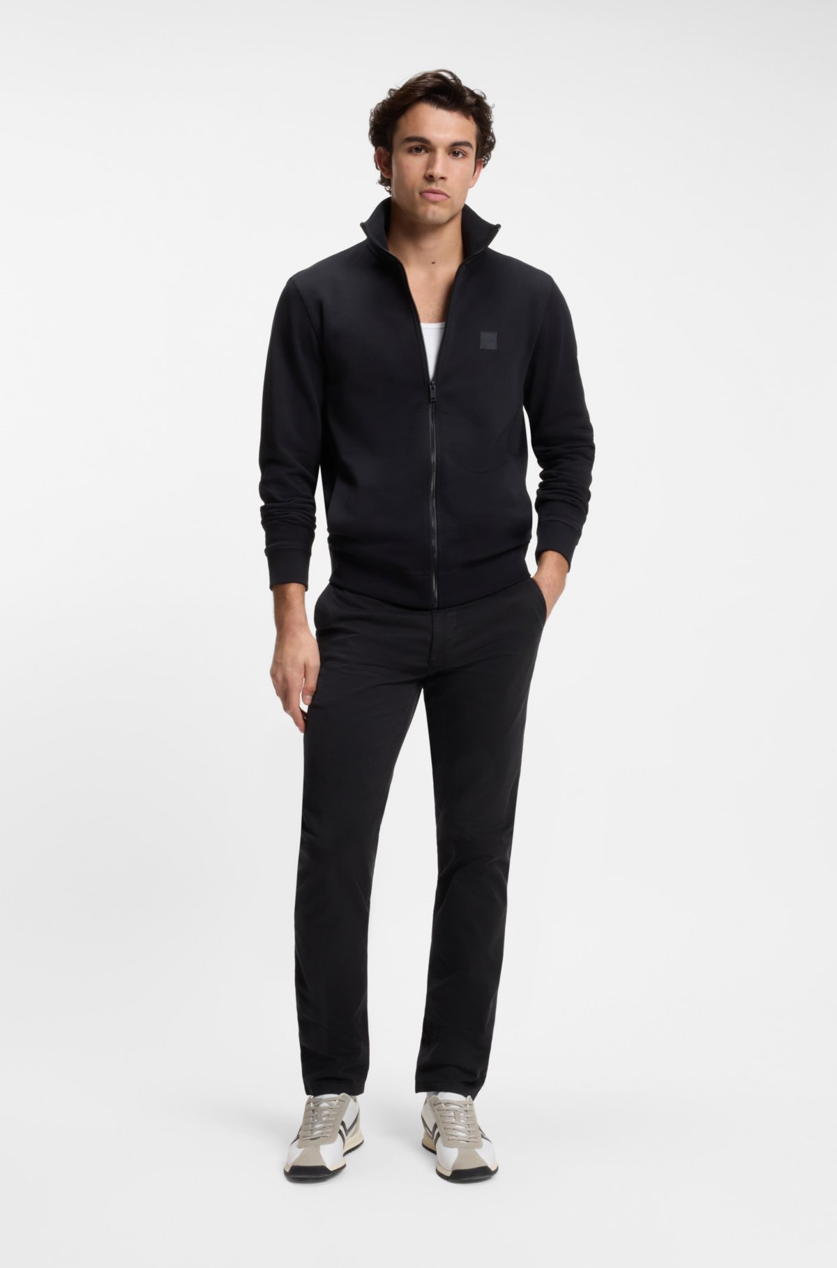 Chinos slim-fit em cetim de algodão elástico
