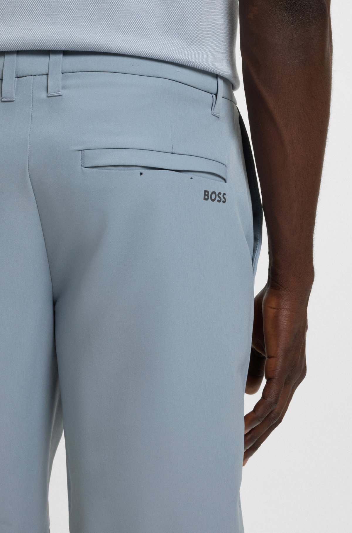 Bermudas slim-fit em tecido elástico repelente à água
