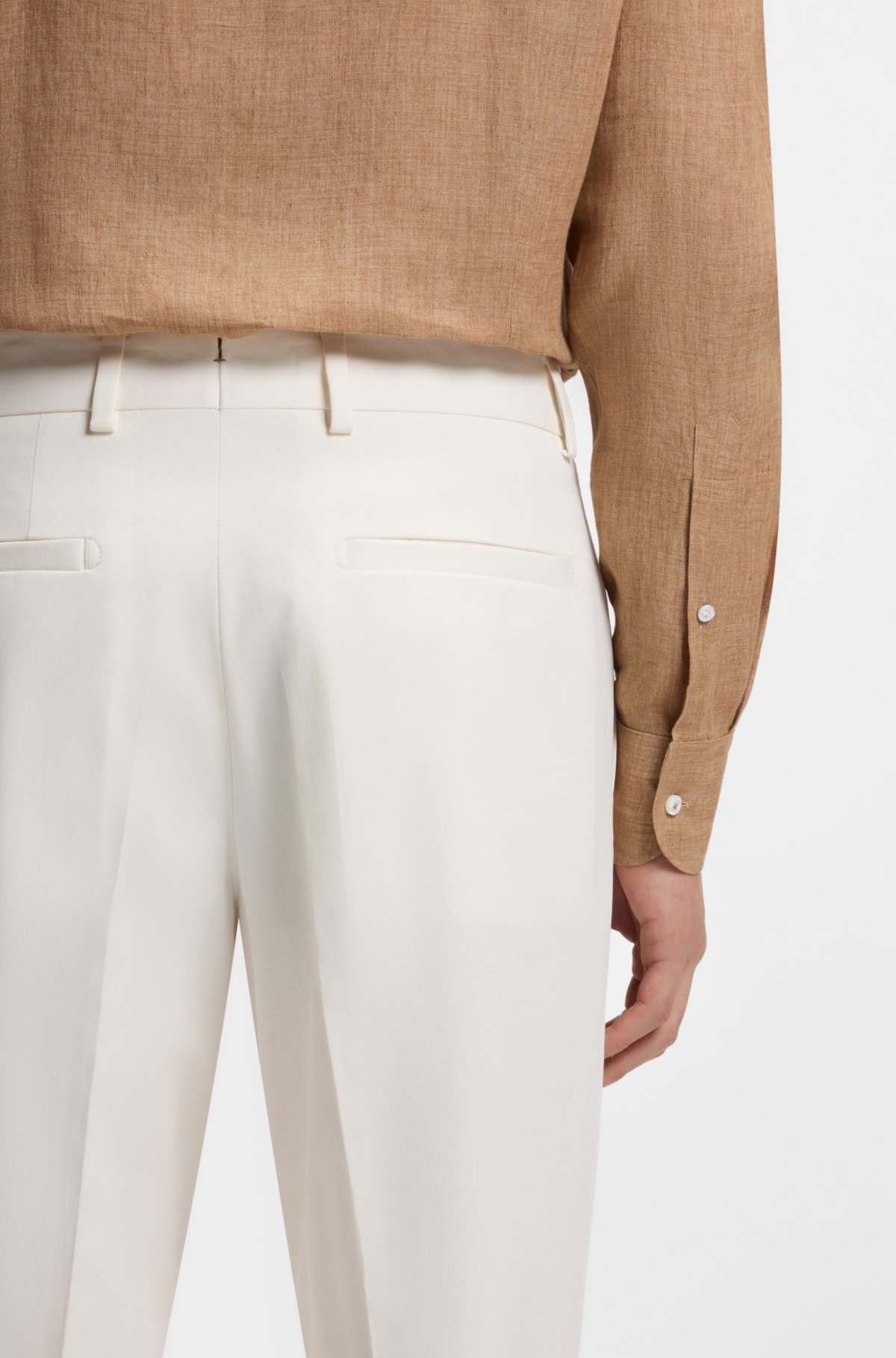 Calças masculinas com corte alongado e fácil passagem em poplin de algodão elastano