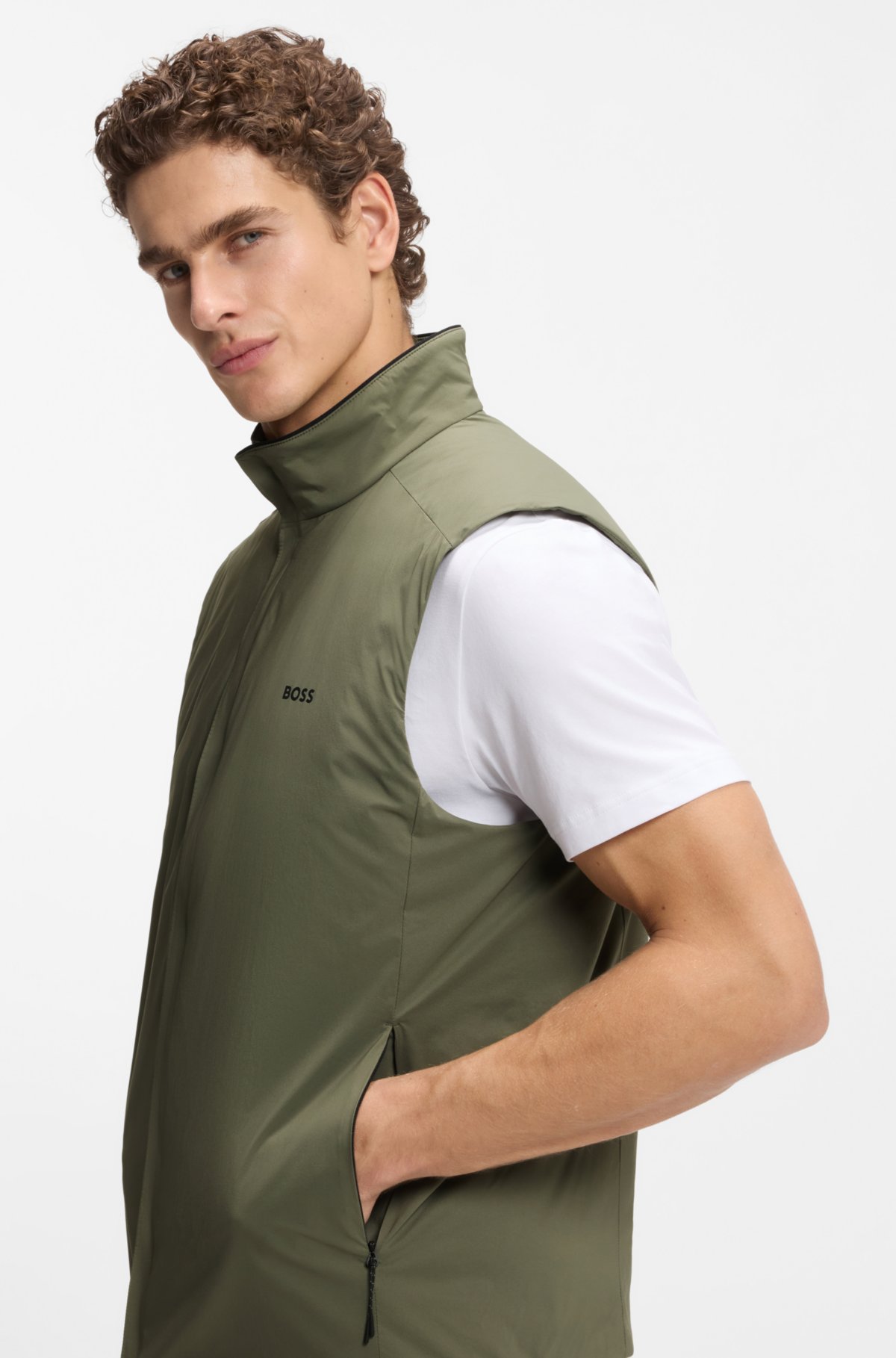 Vest com detalhe de logotipo com acabamento repelente à água