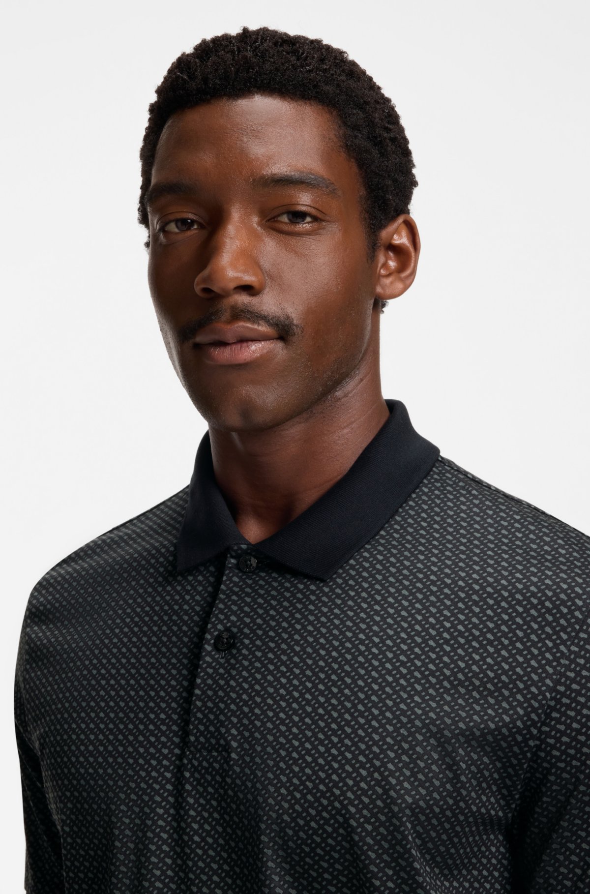 Camiseta polo de algodão mercerizado com monogramas em dois tons