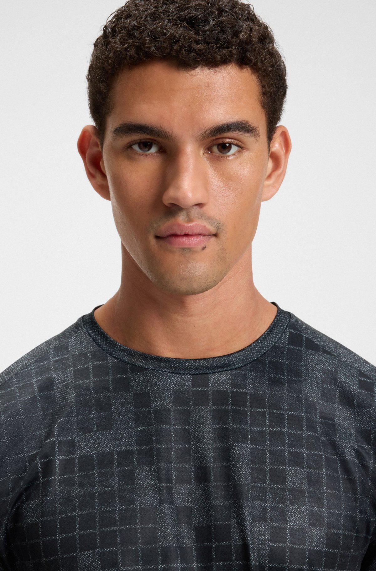 Camiseta slim-fit de malha elástica com estampa em toda a peça