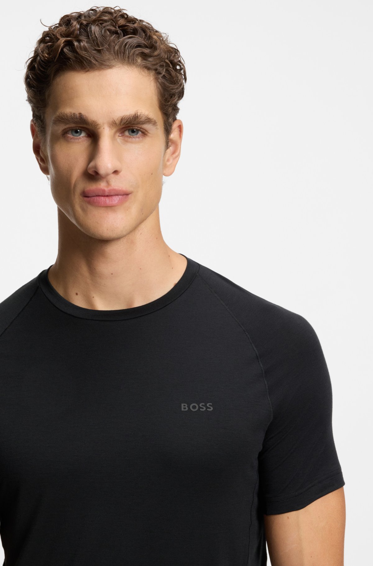 Camiseta slim com detalhe de logotipo