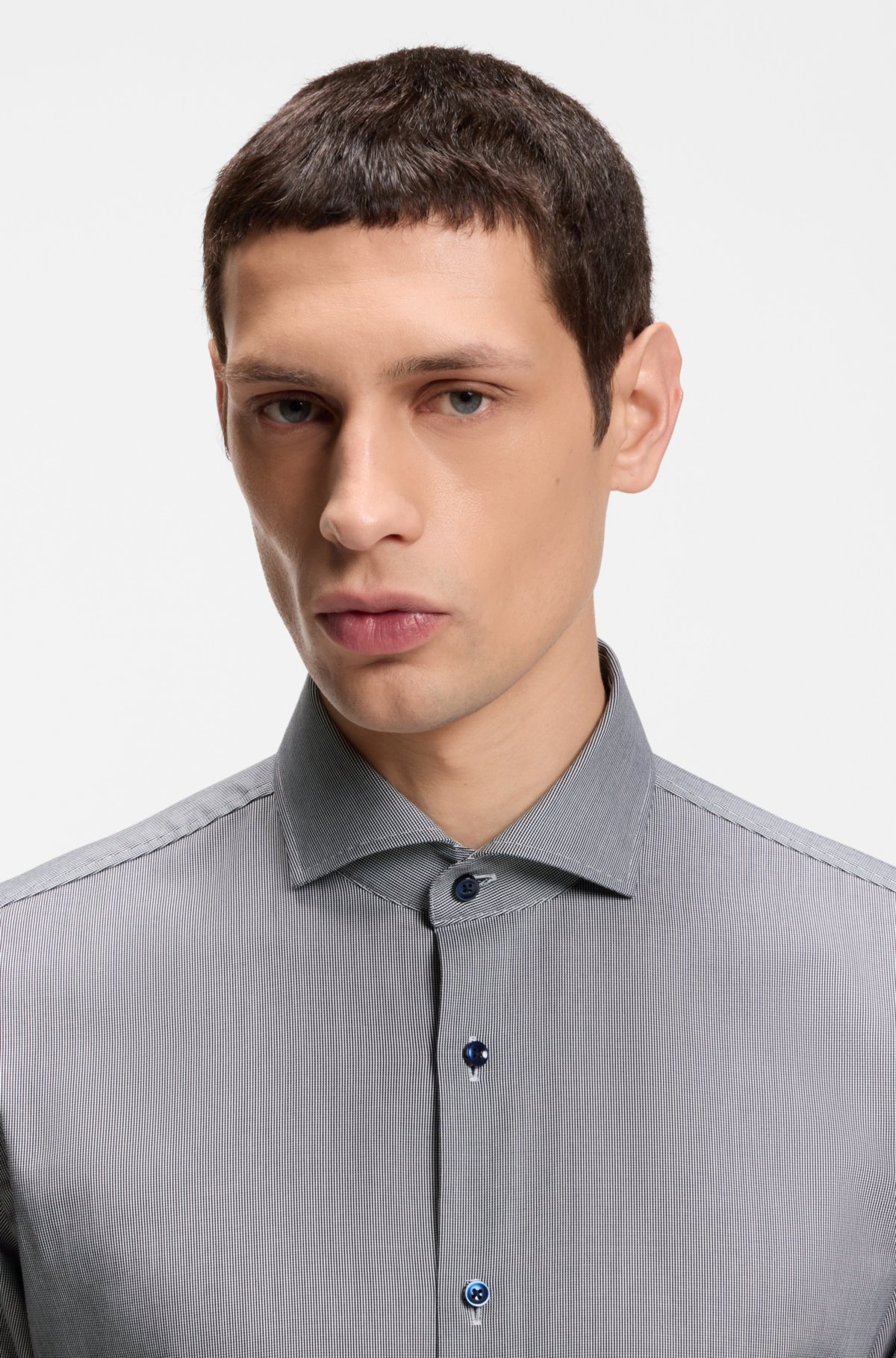 Camisa slim-fit de algodão elástico com acabamento anti-amarrotar