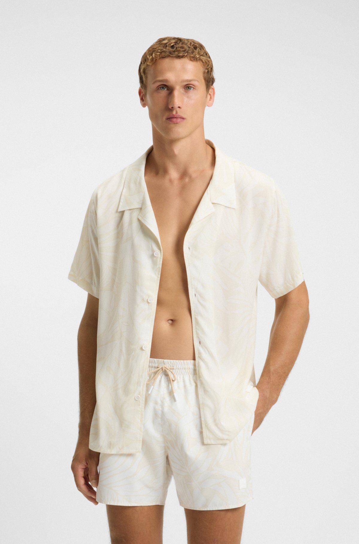 Camisa com corte regular com estampa em toda a peça