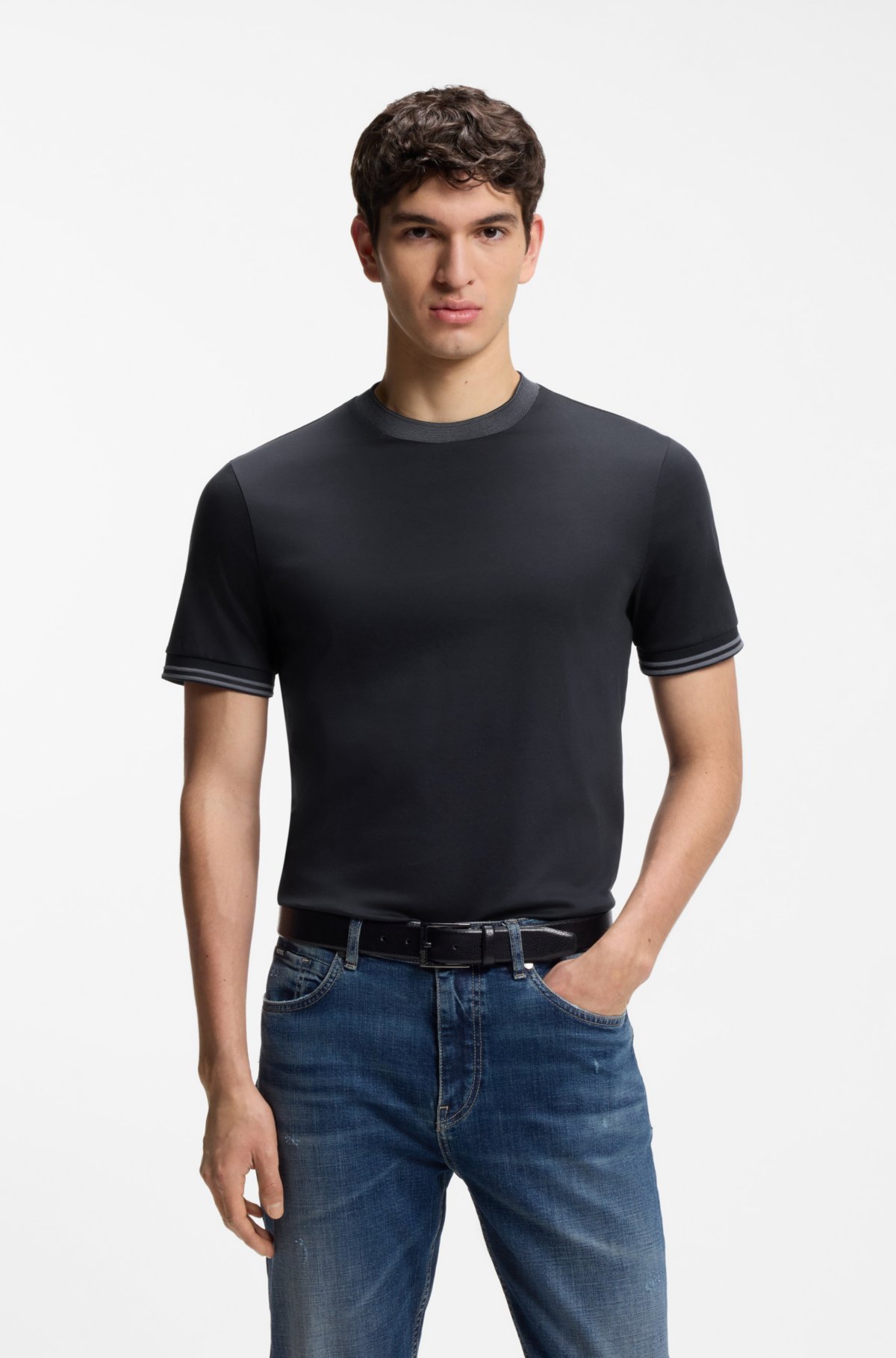 Camiseta slim-fit com bainha contrastante em algodão mercerizado
