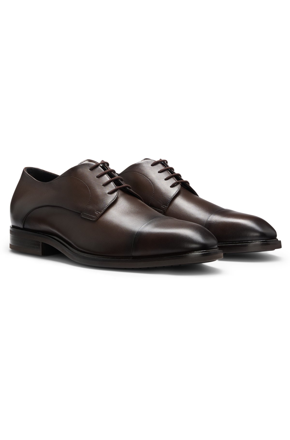 Sapatos Derby com ponta de capelo em couro