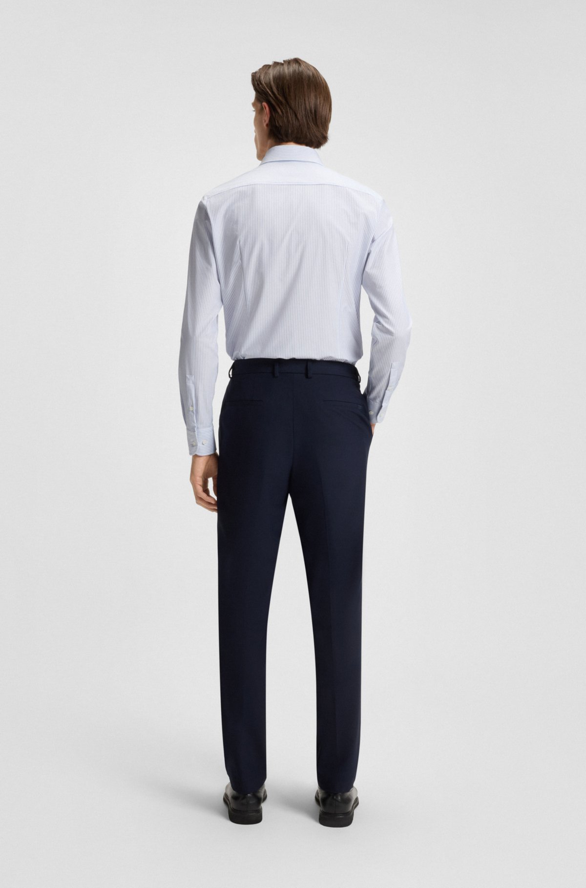 Camisa slim-fit listrada em tecido com elasticidade performance