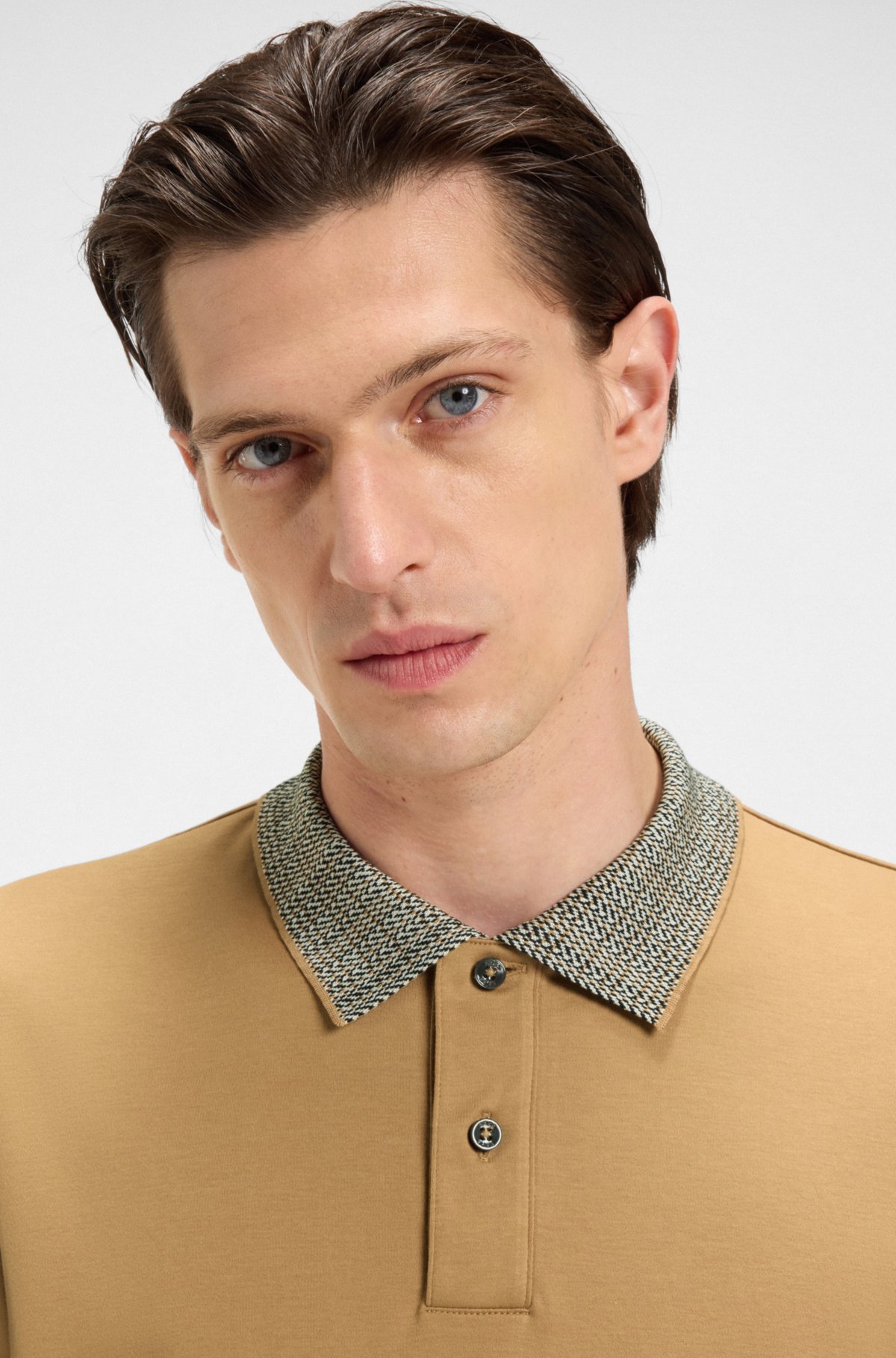 Camiseta polo com gola listrada em algodão pima