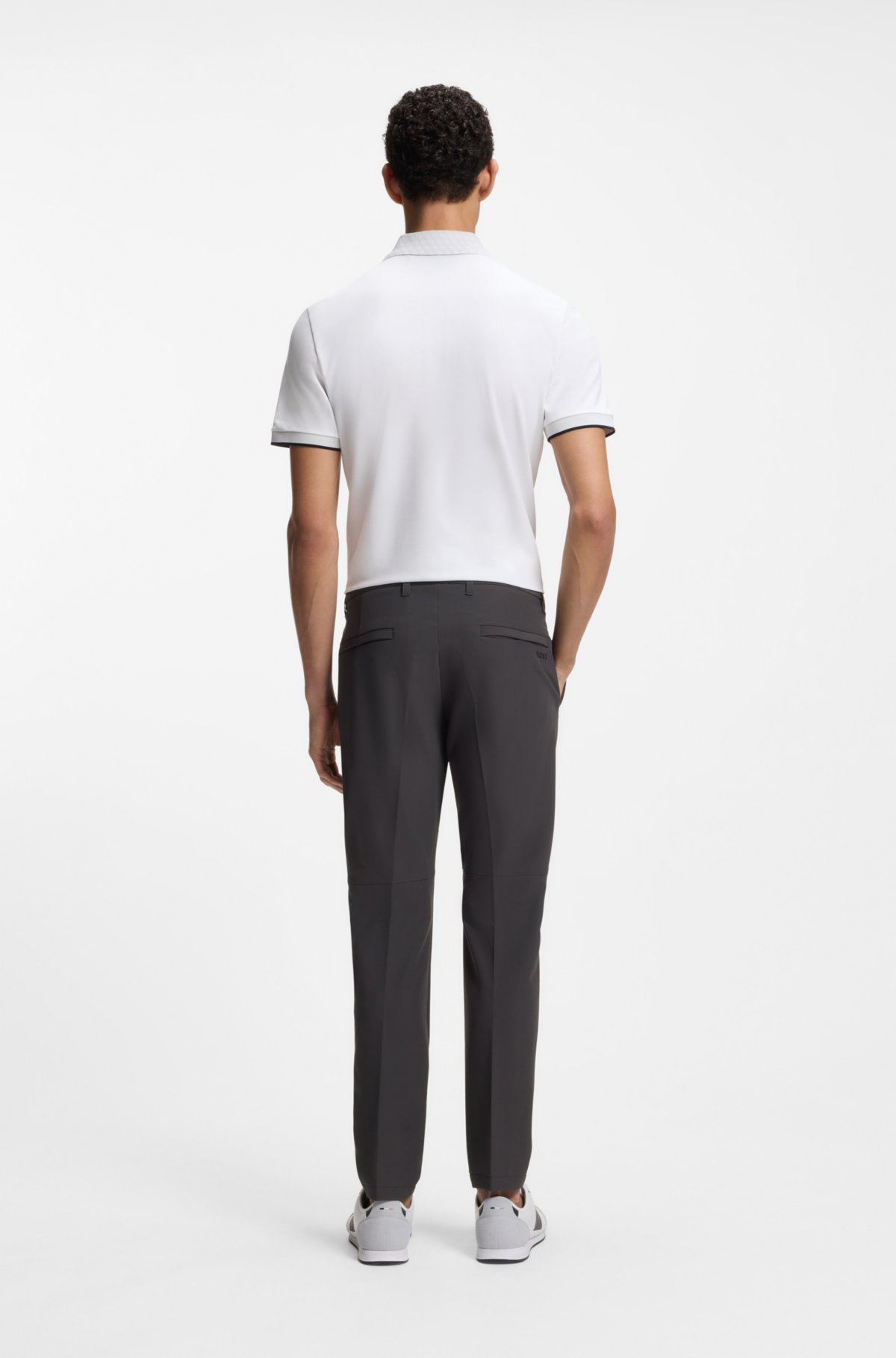 Calças slim-fit em tecido repelente de água com elastano