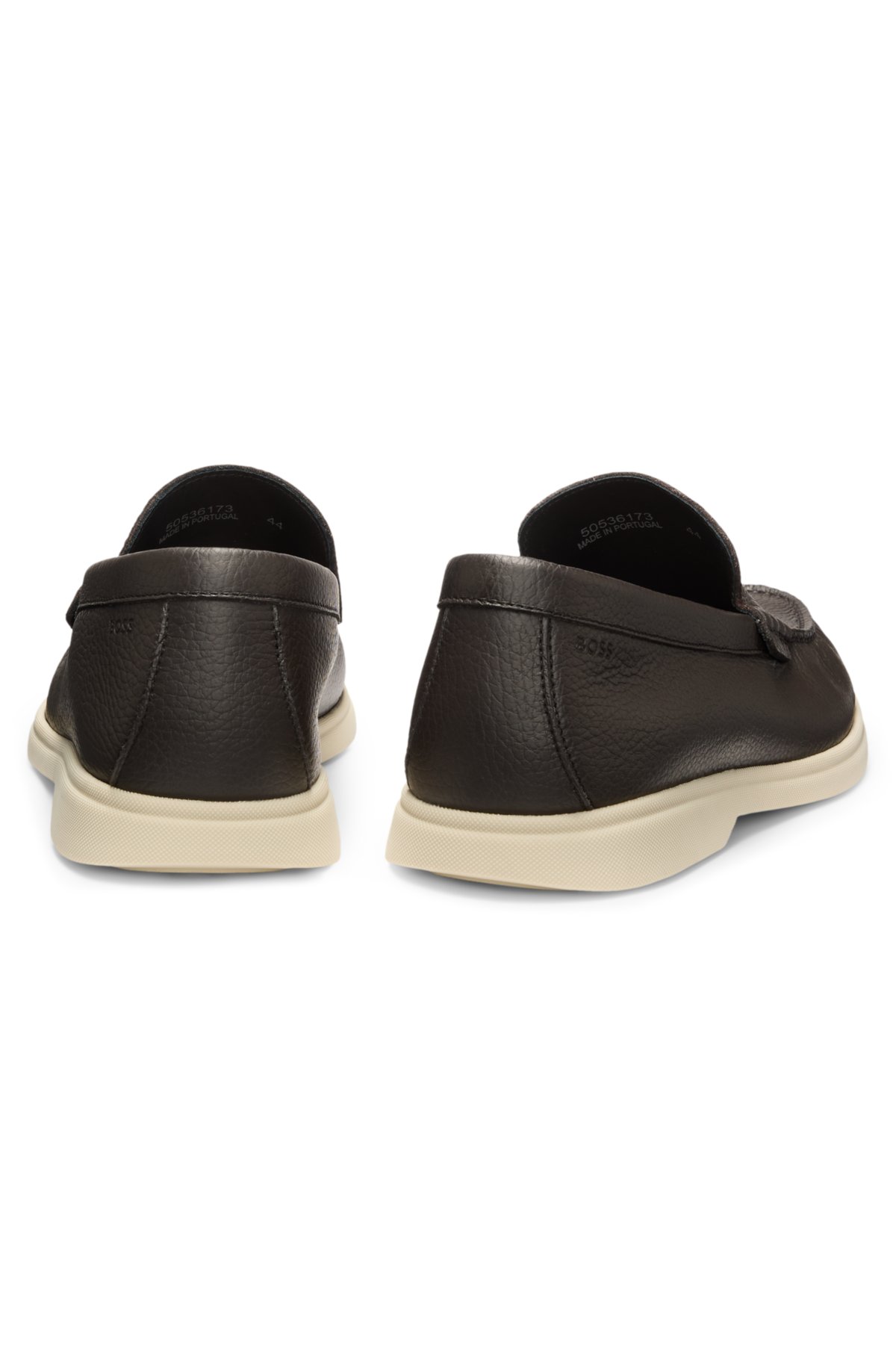 Mocassins com detalhe de logotipo em couro envelhecido
