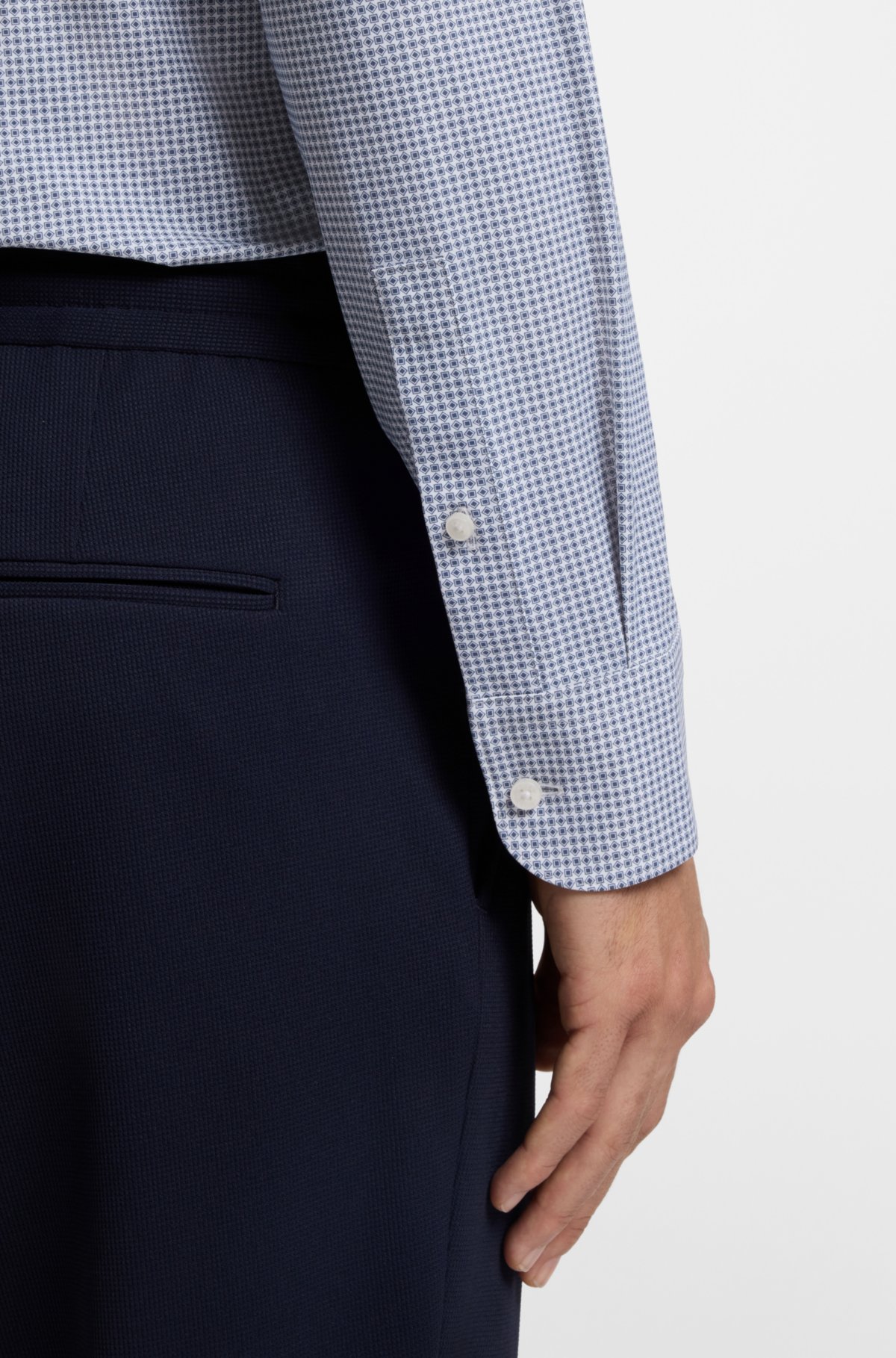 Camisa slim-fit estampada em malha de desempenho com elastano
