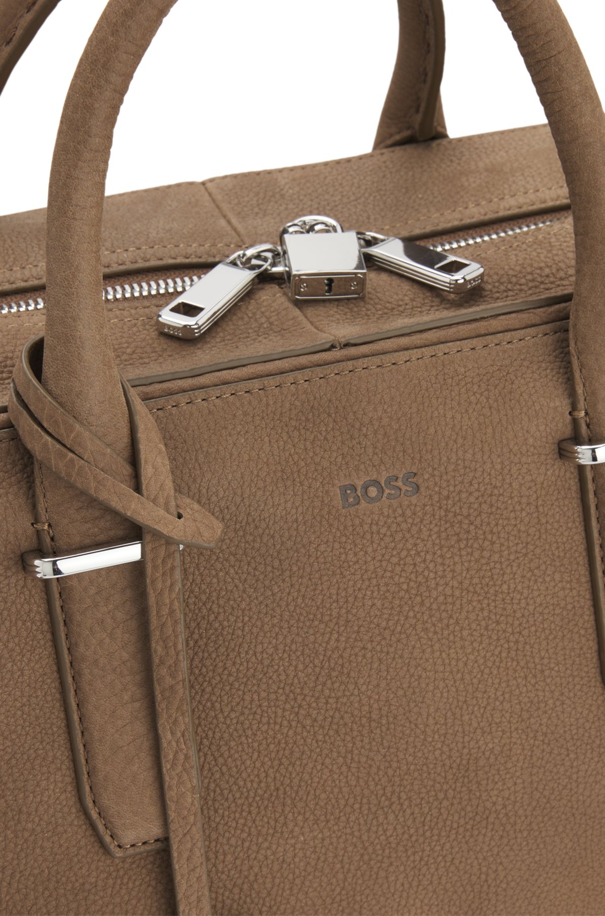 Mala de couro com textura e logotipo em relevo