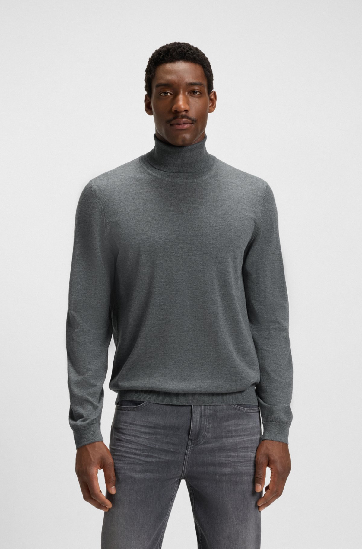 Suéter de malha de lã merino com gola alta em corte slim