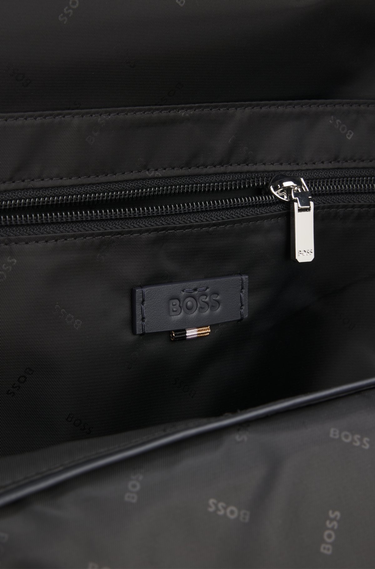 Mochila com logotipo relevo em couro italiano