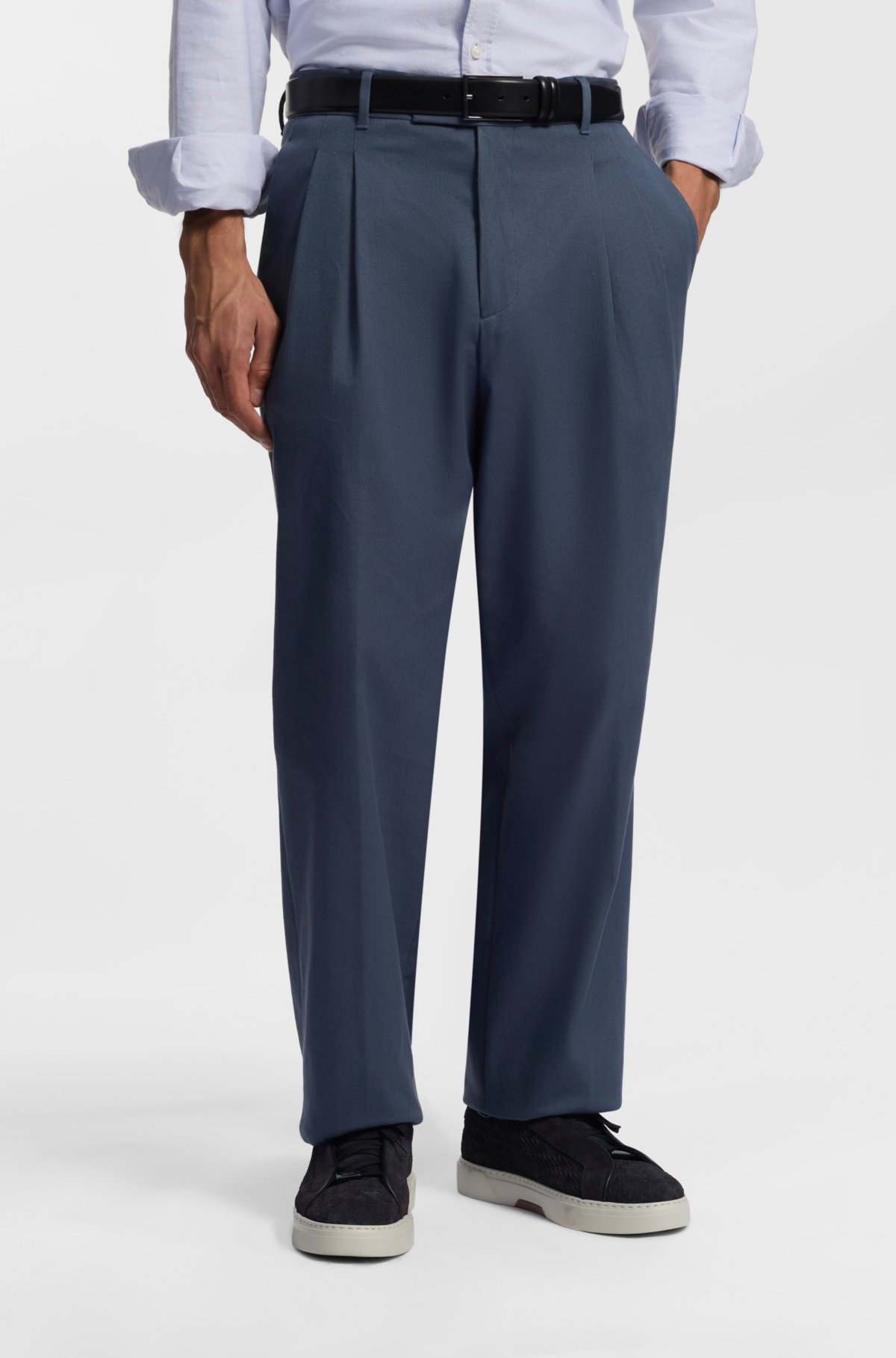 Calças com corte afunilado em tecido twill de algodão elástico