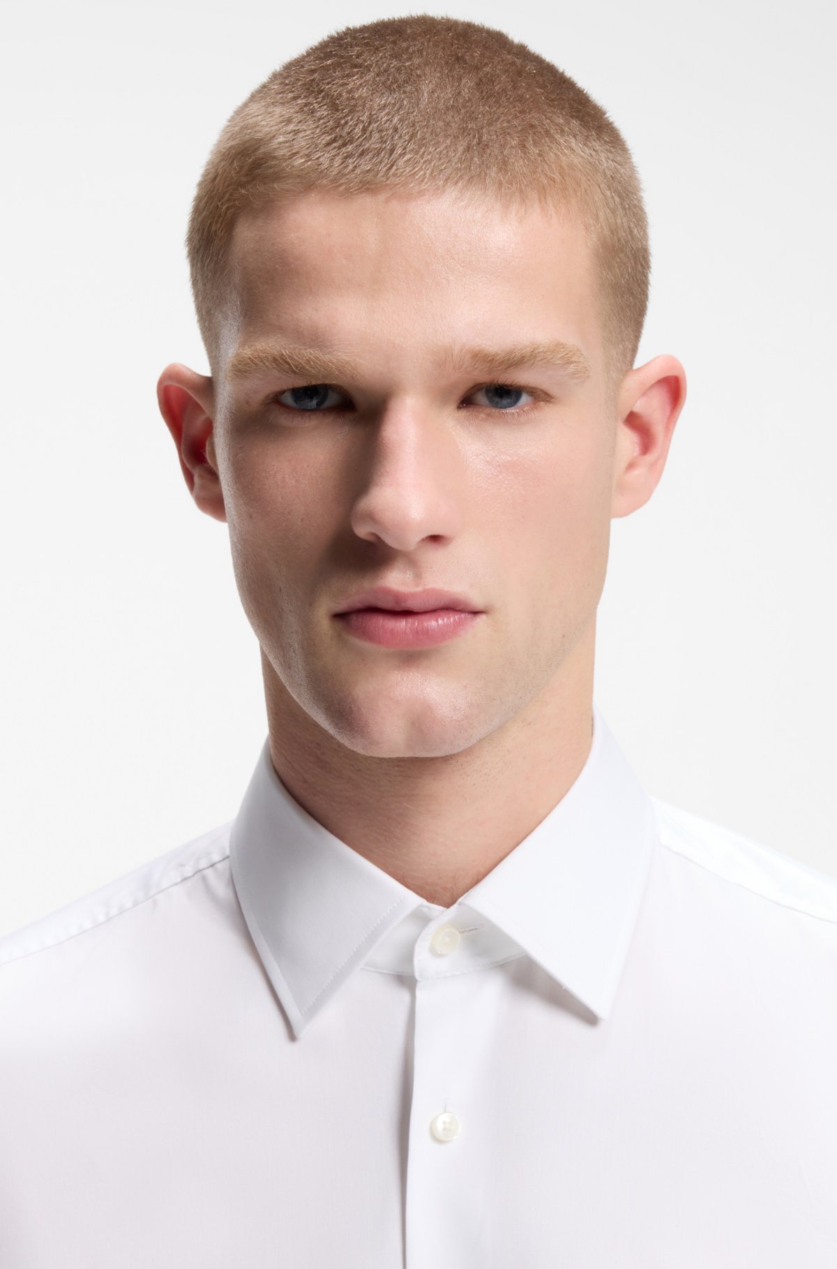 Camisa slim-fit de fácil passar em popeline de algodão
