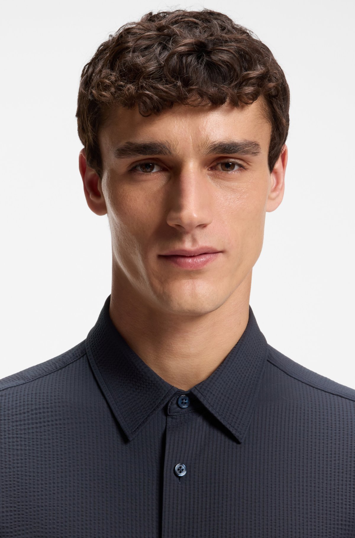 Camisa slim-fit em tecido seersucker de alta performance italiana