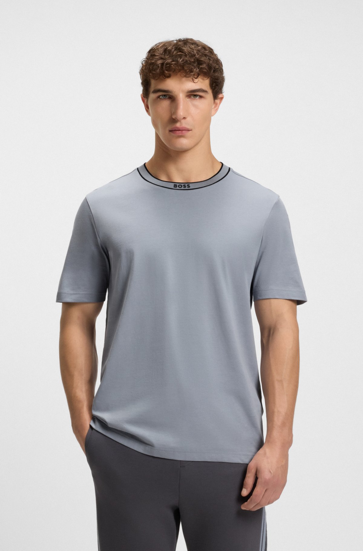 Camiseta de malha de algodão com gola listrada