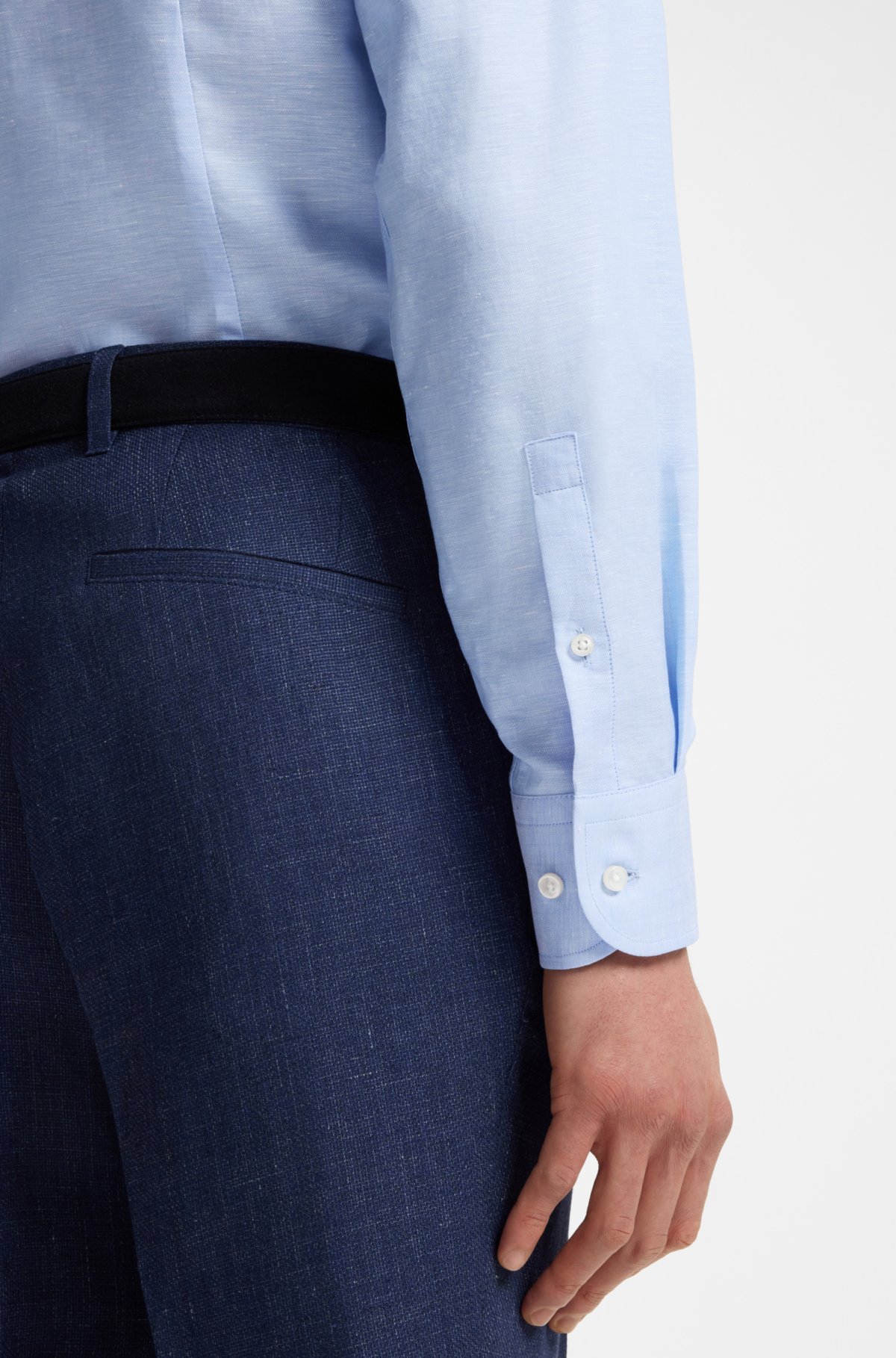 Camisa slim-fit em tecido linho misto