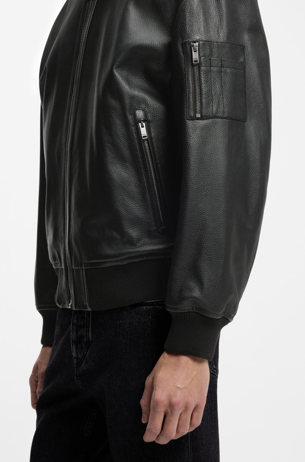 Jaqueta bomber com bolsos nas mangas em couro