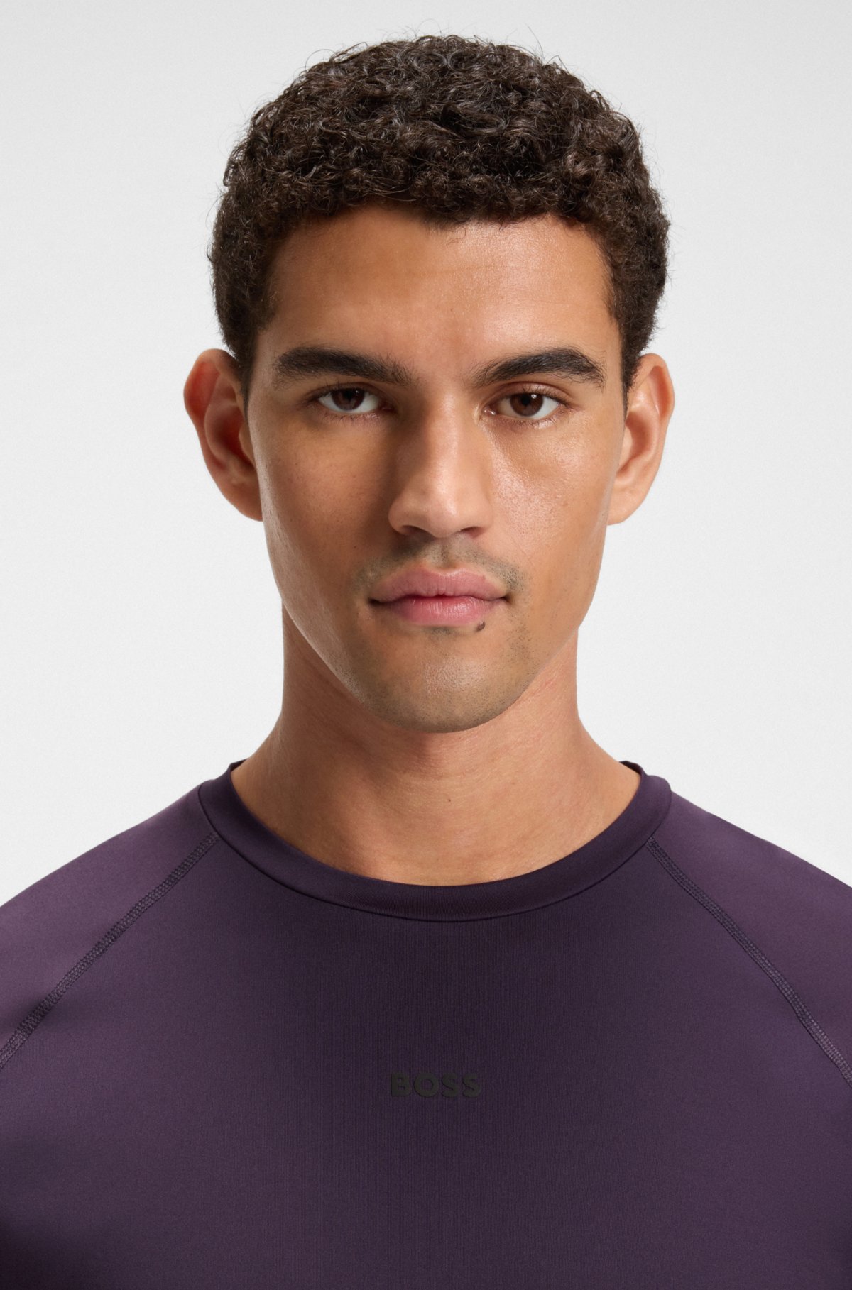 Camiseta slim-fit ativa com detalhes reflexivos decorativos