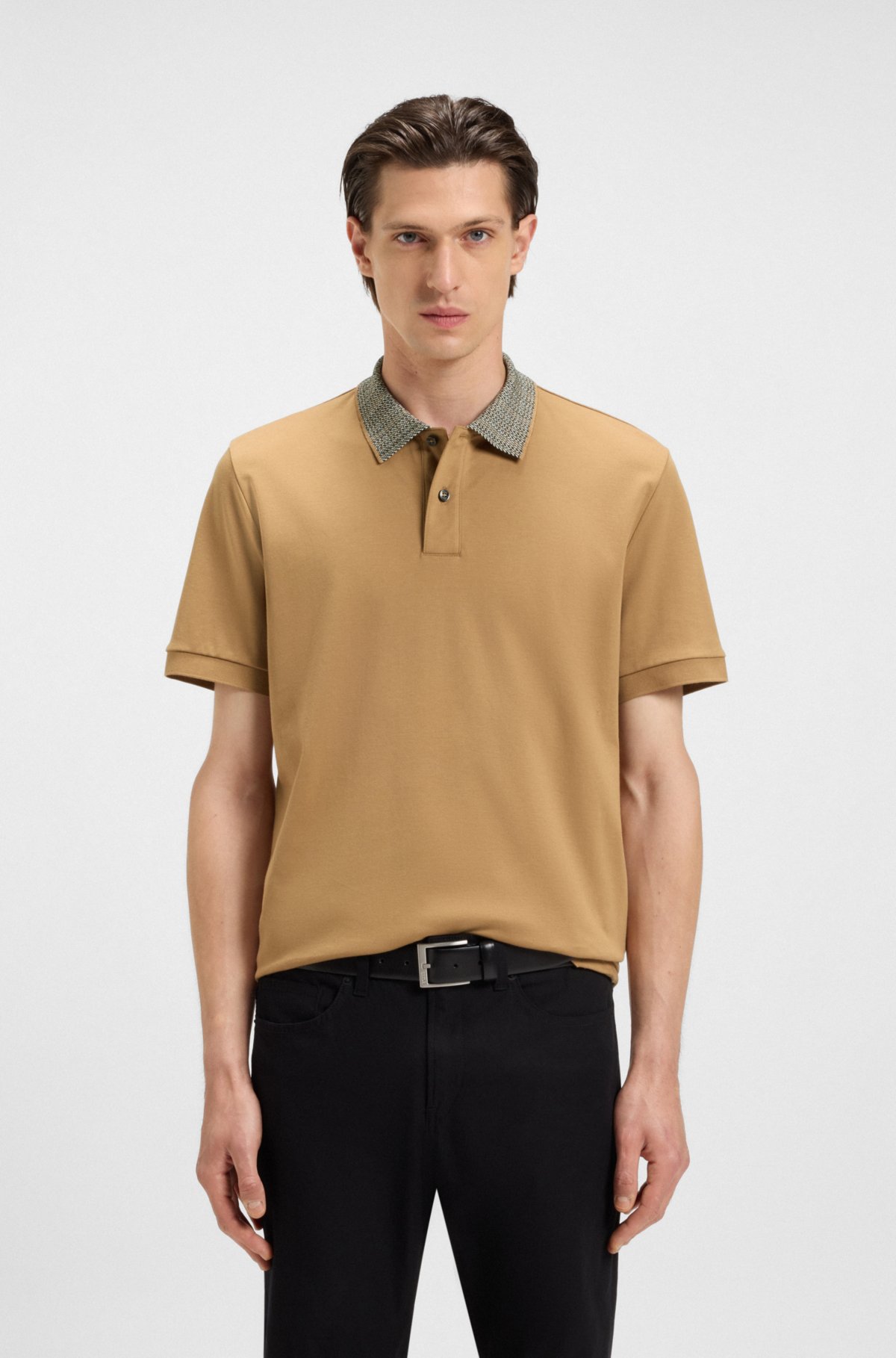 Camiseta polo com gola listrada em algodão pima