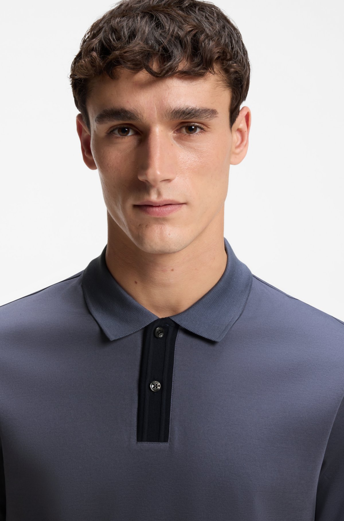 Camiseta polo com detalhes listrados em algodão mercerizado