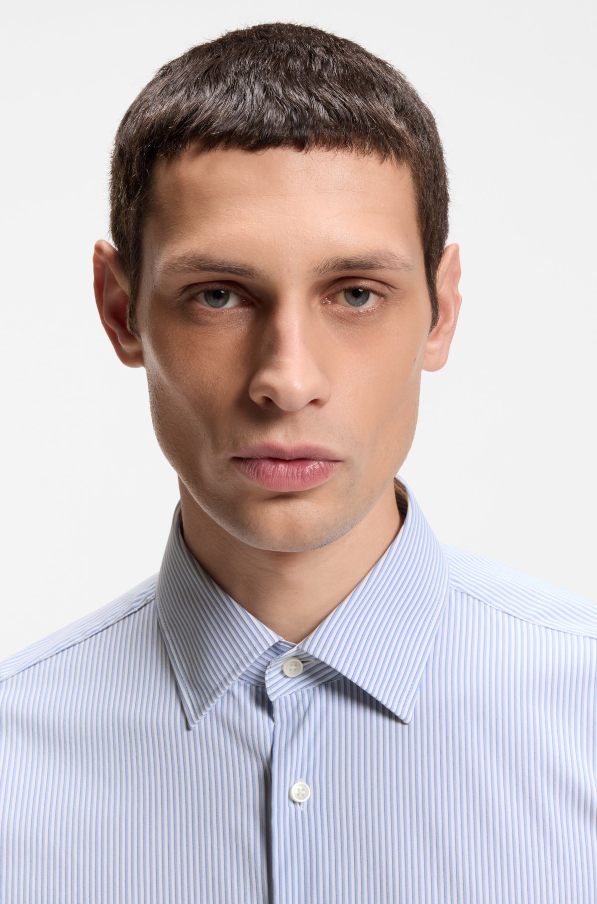 Camisa regular-fit listrada em tecido com elastano