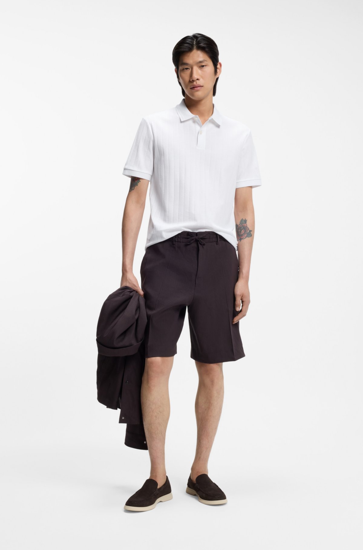 Camiseta polo com listras verticais em algodão mercerizado