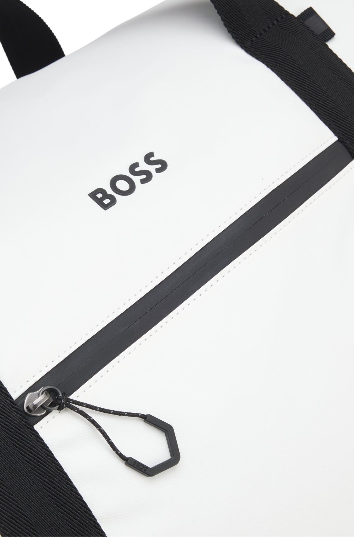 Bolsa de couro falso com zíperes reflexivos