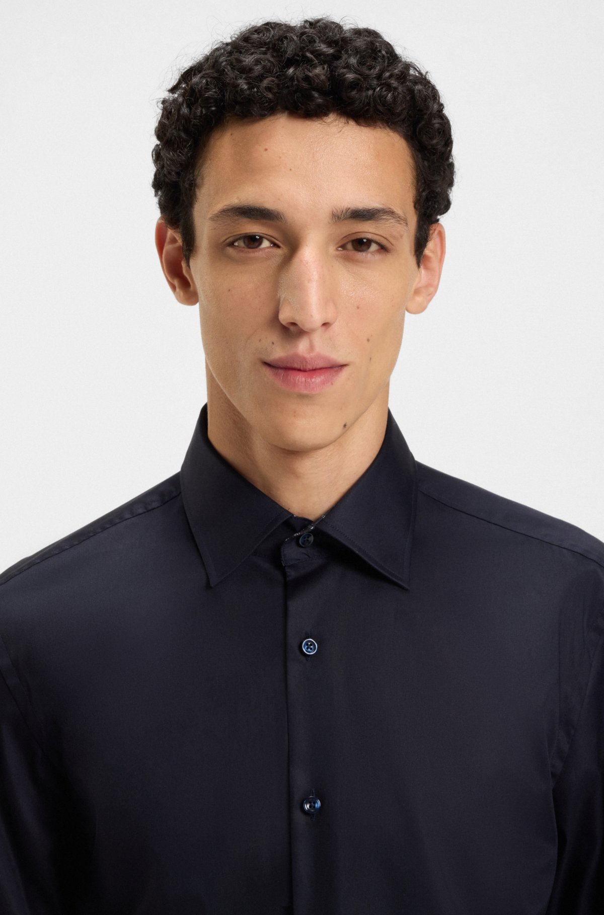 Camisa slim-fit de algodão popeline com fácil passagem