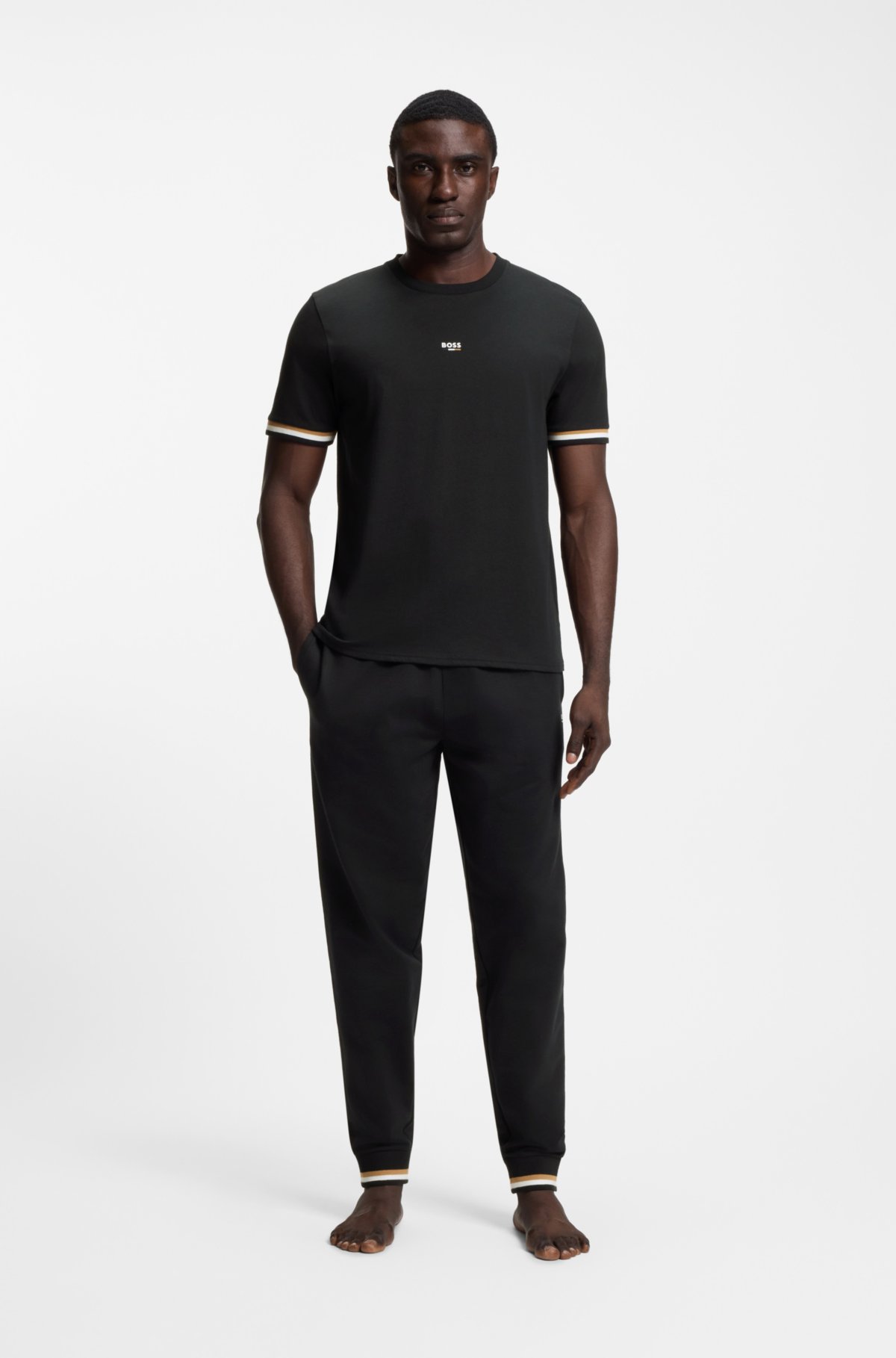 Camiseta de algodão com estampa e listras características