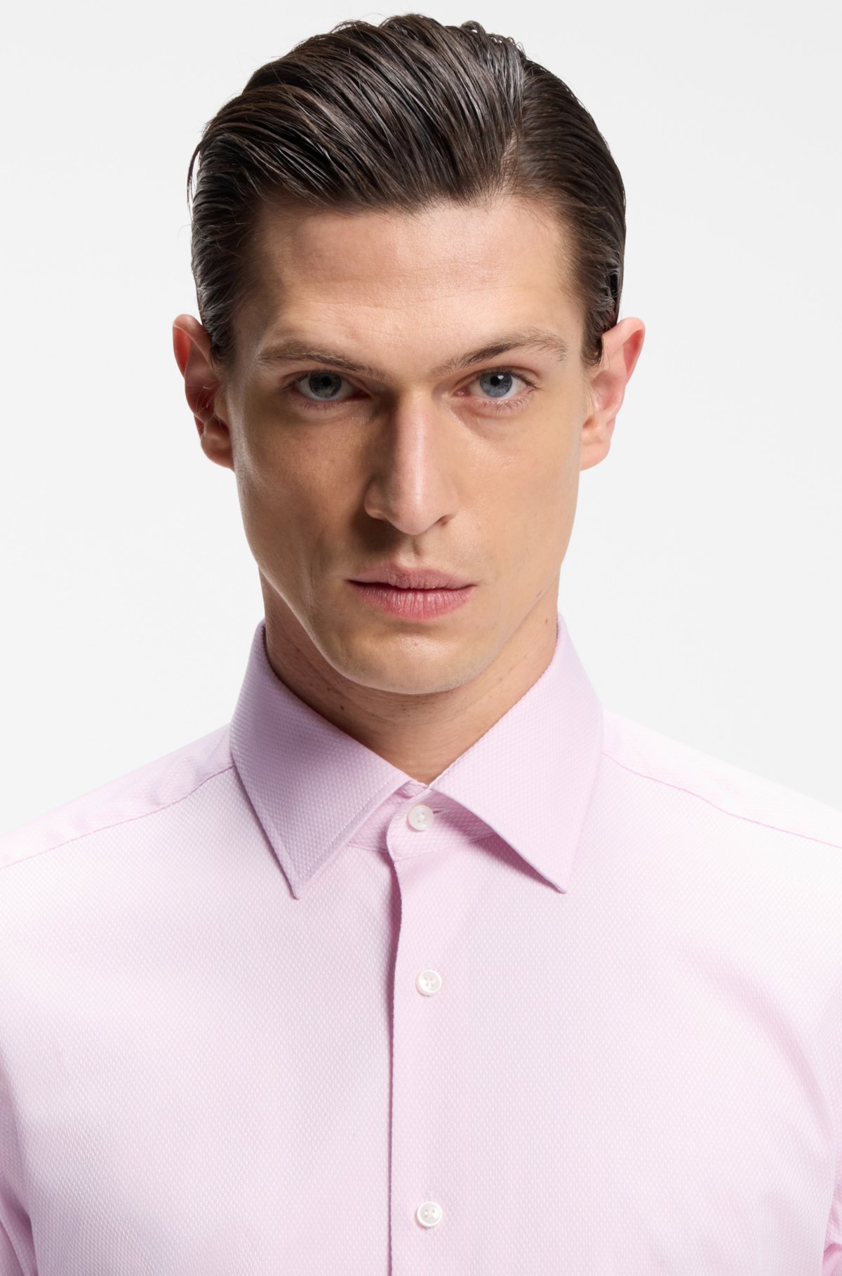 Camisa regular-fit de algodão com elastano em tecido dobby, fácil de engomar