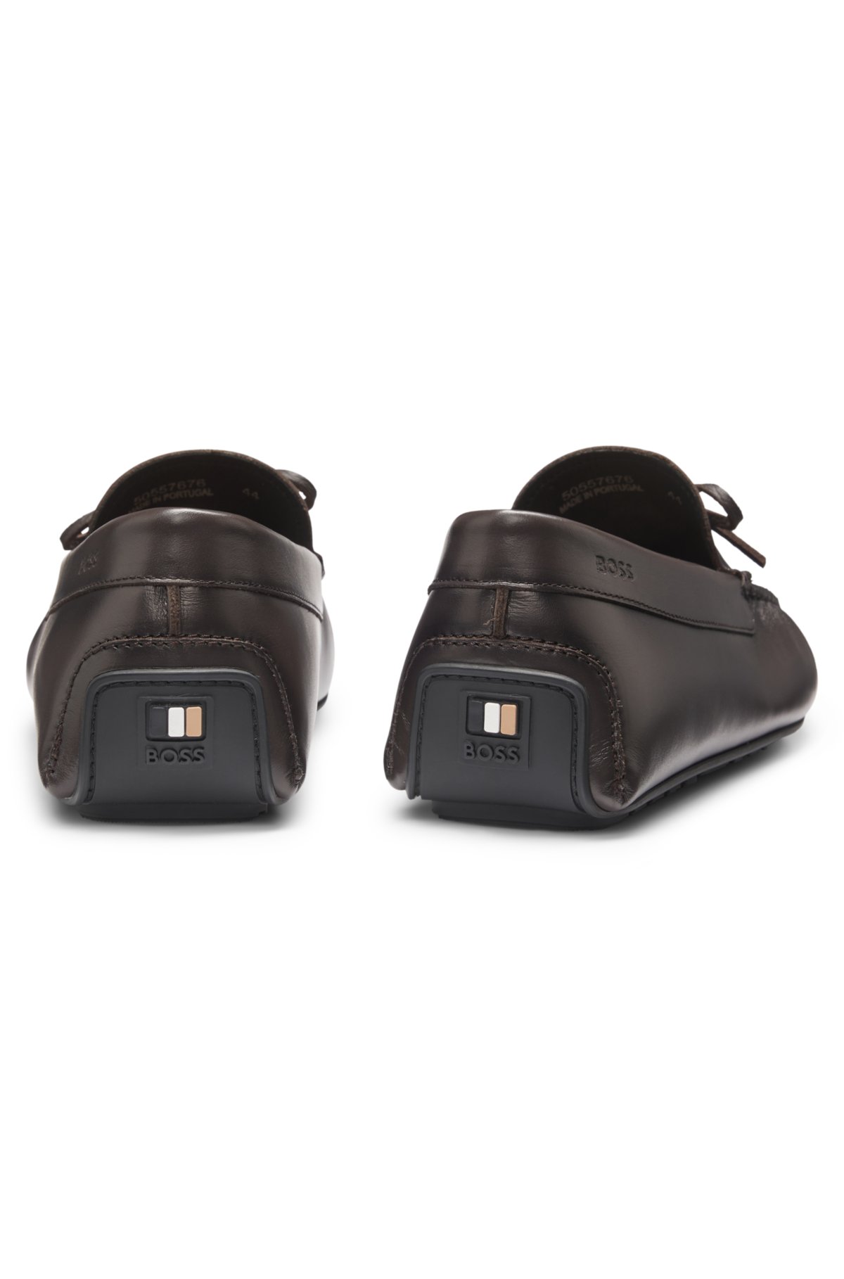 Mocassins masculinos com detalhe de laço em couro