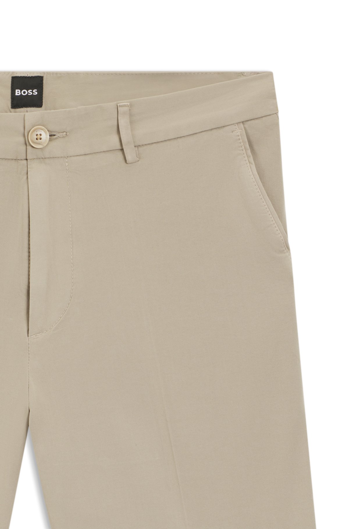 Bermudas de corte moderno em tecido twill de algodão elástico