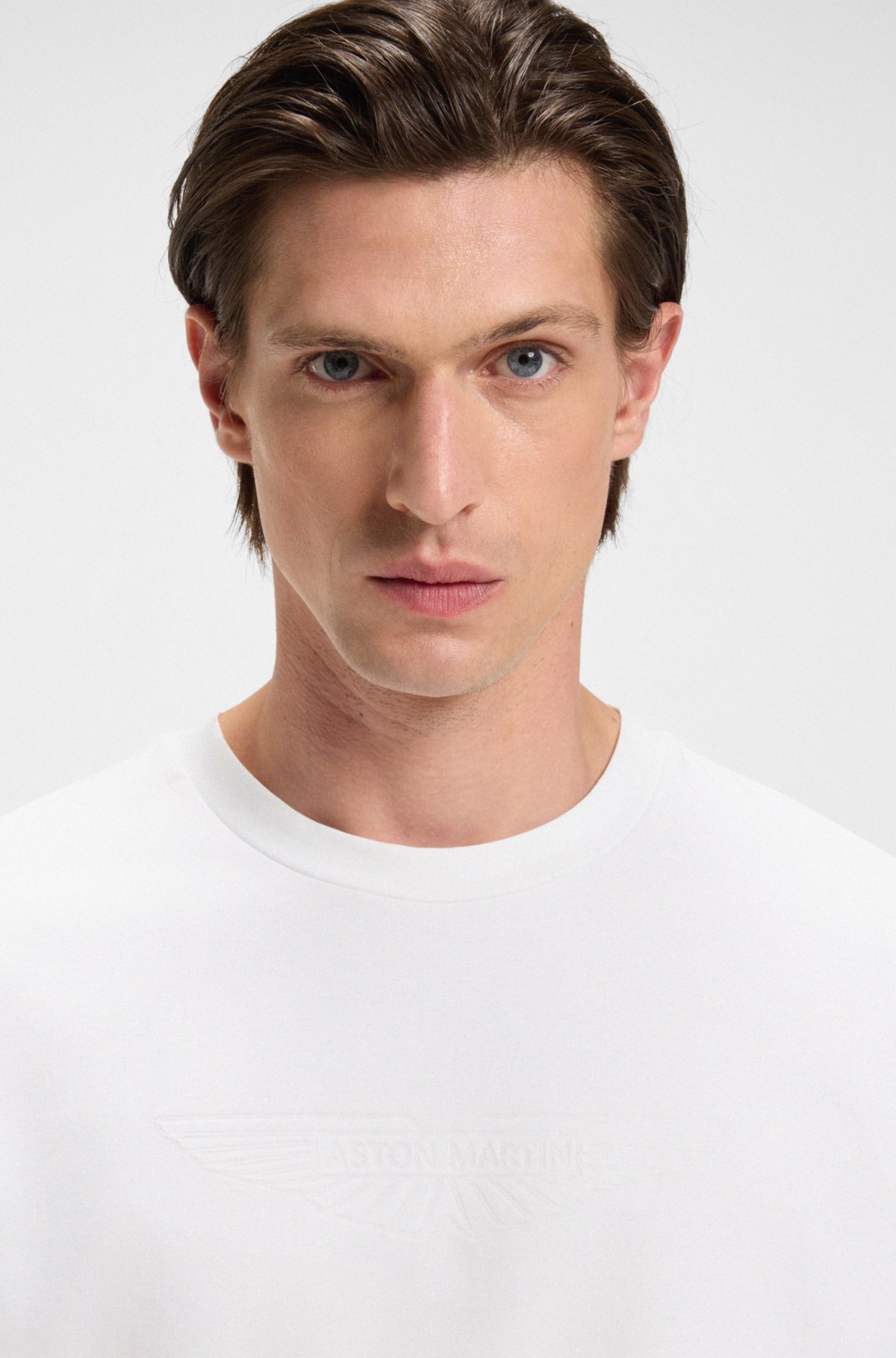 Camiseta BOSS x ASTON MARTIN com logotipo em relevo