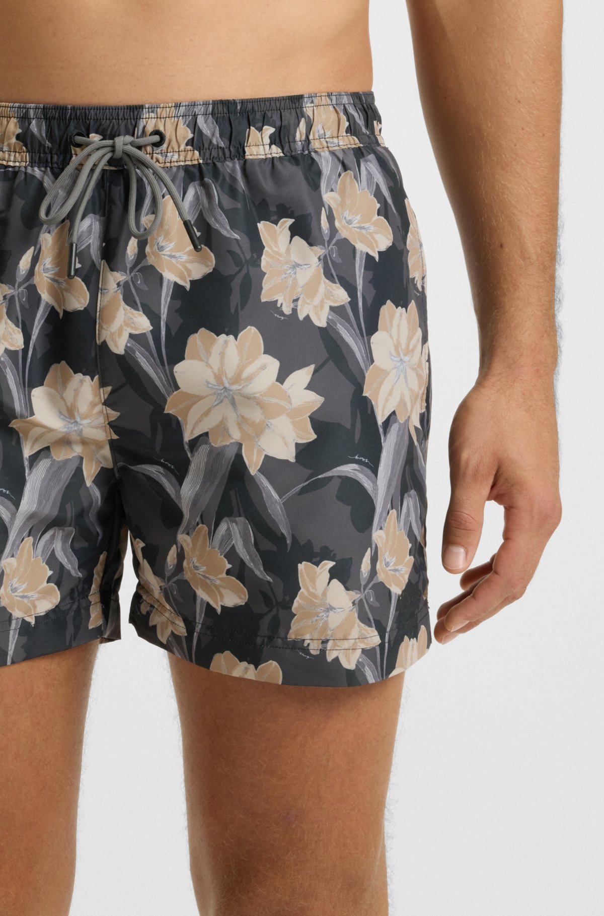 Bermudas de banho com detalhe de logotipo e estampa floral