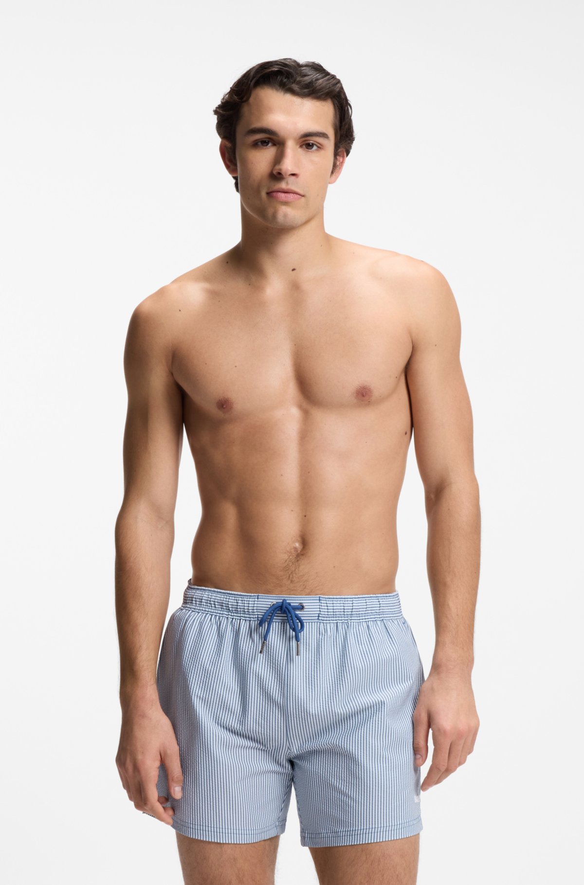 Bermudas de natação com logotipo bordado em seersucker listrado