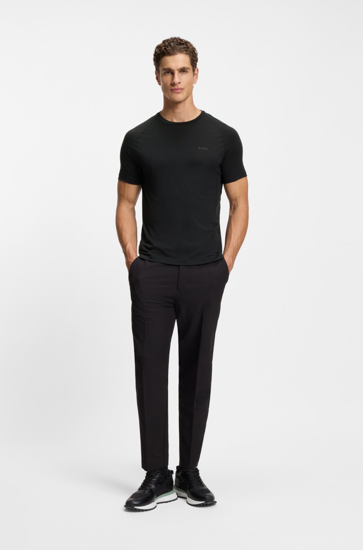 Camiseta slim com detalhe de logotipo