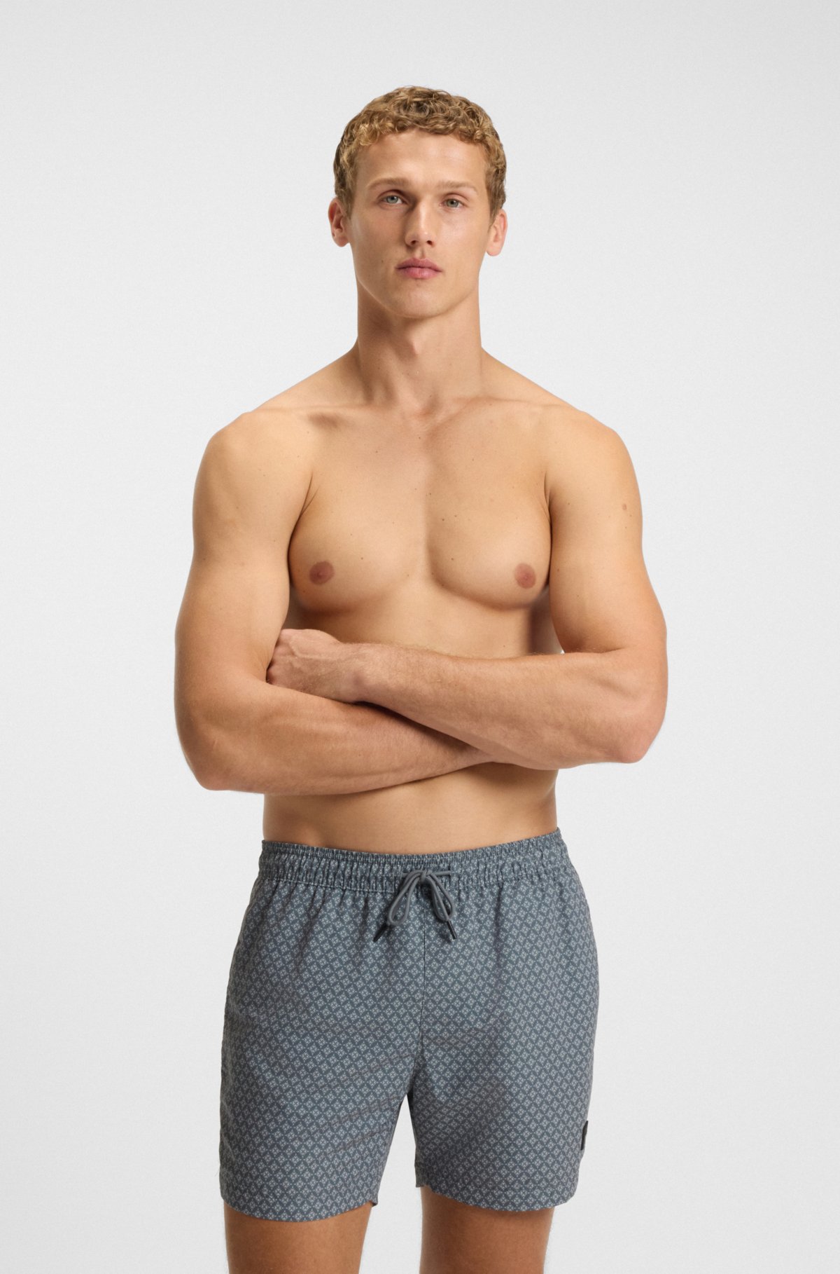 Bermudas de banho com estampa micro e patch com logotipo