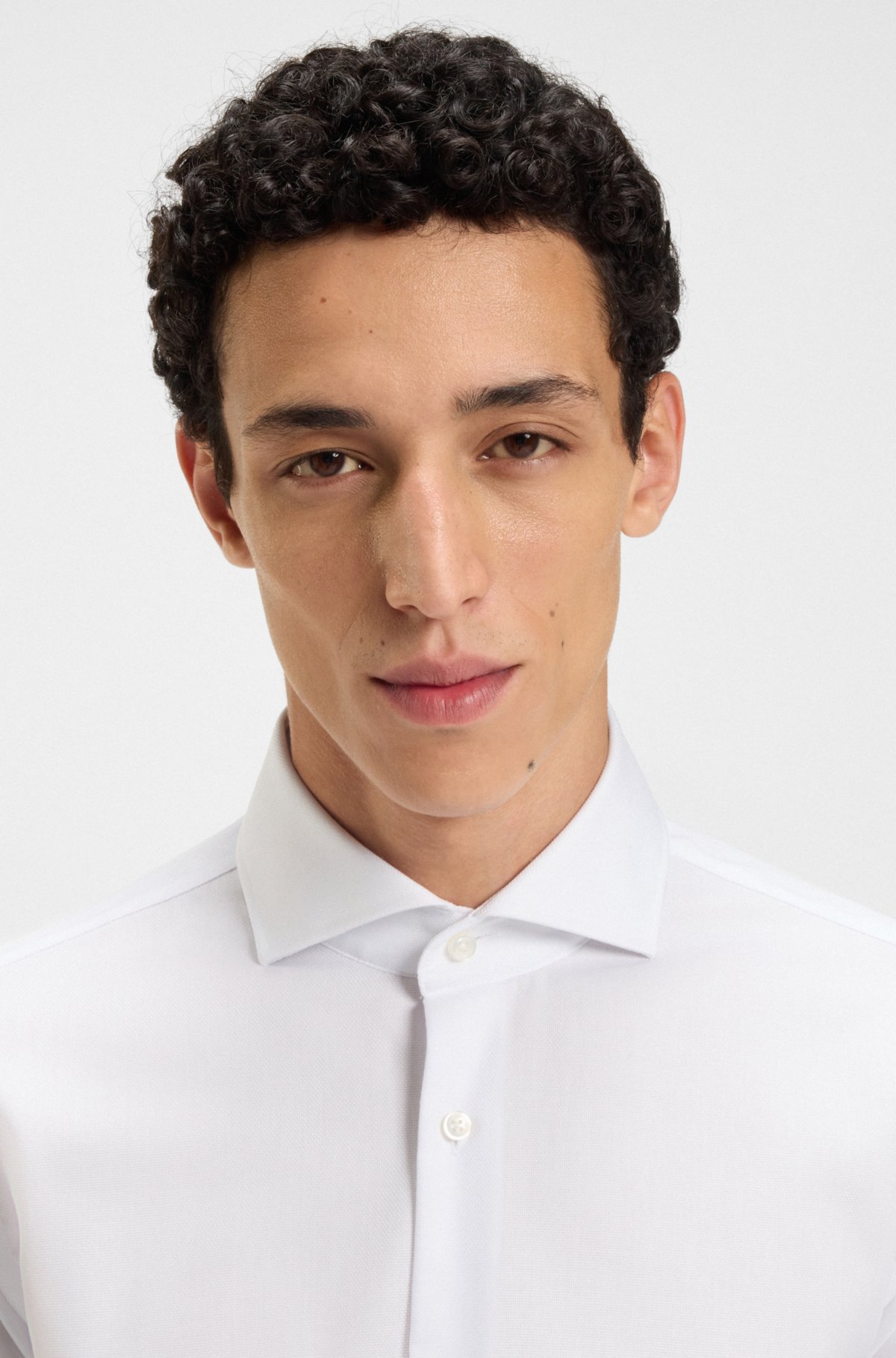 Camisa regular-fit resistente a vincos em algodão Oxford