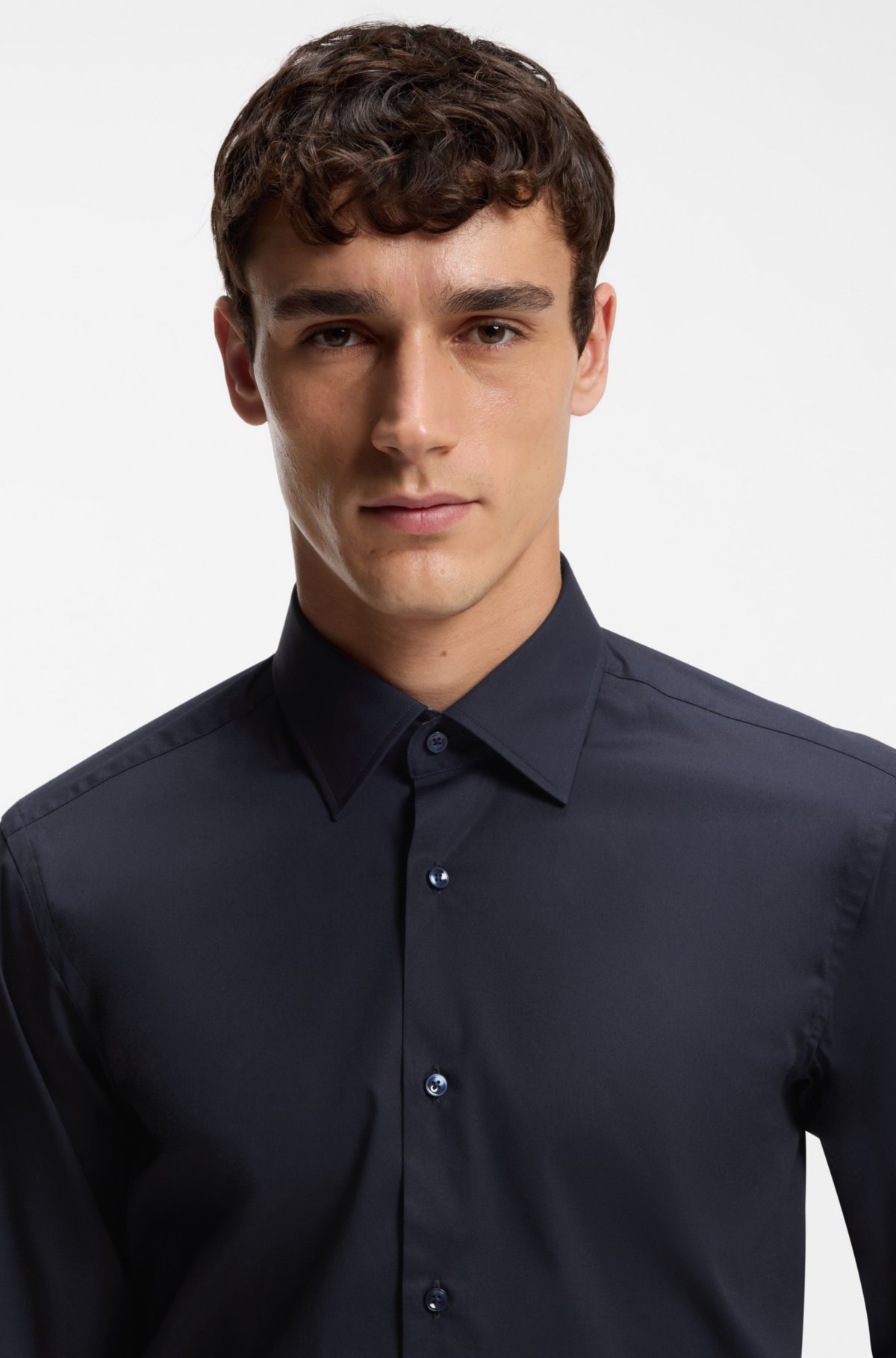Camisa regular-fit de fácil passagem em poplin de algodão elastano