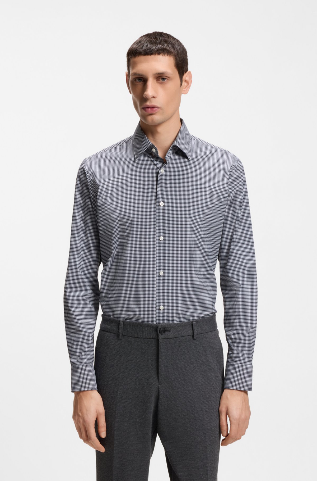 Camisa regular-fit listrada em tecido com elasticidade performance