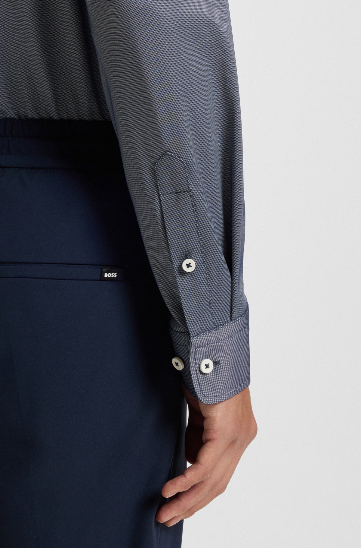 Camisa slim-fit em tecido estruturado com elastano de desempenho