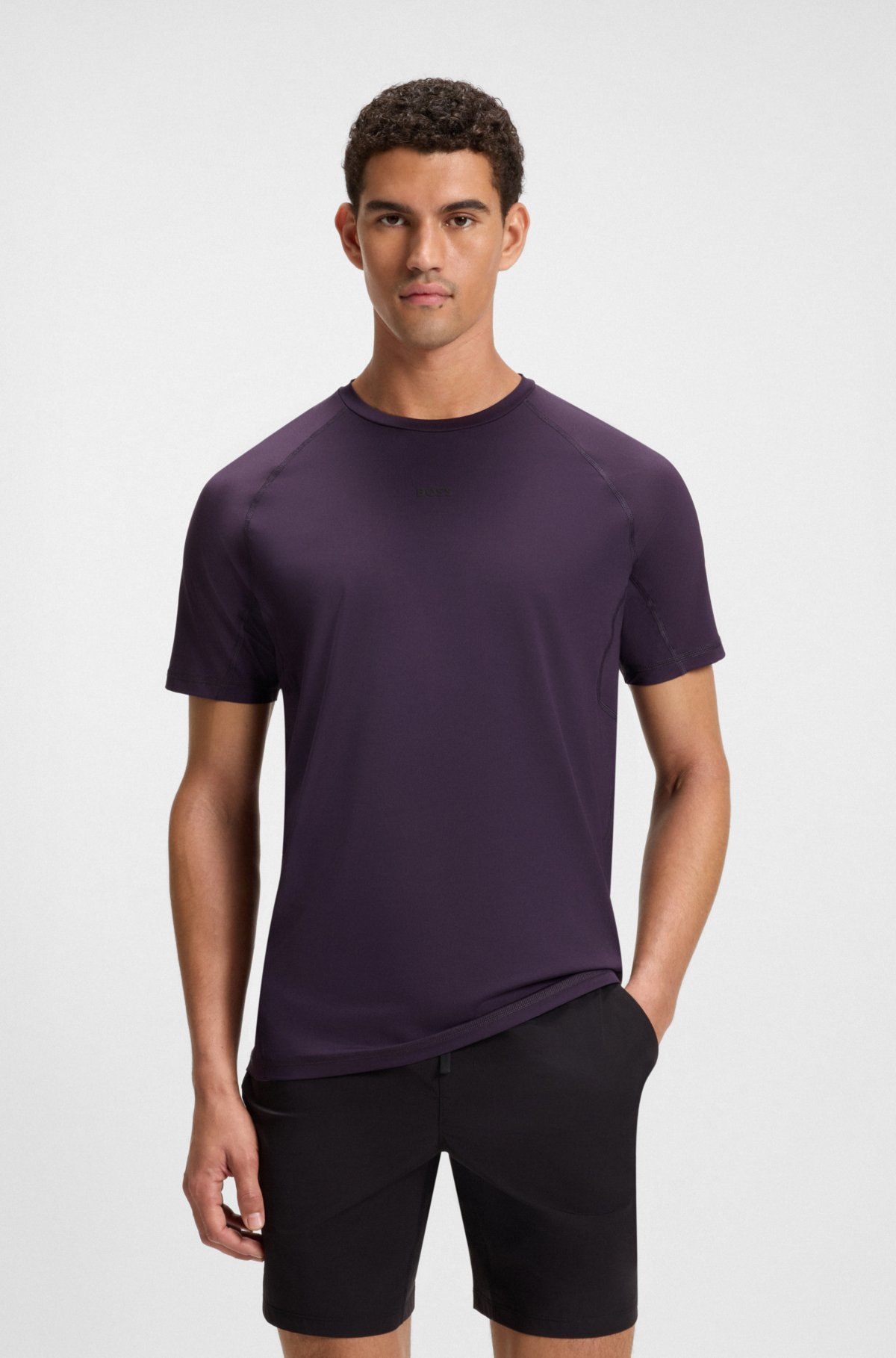 Camiseta slim-fit ativa com detalhes reflexivos decorativos